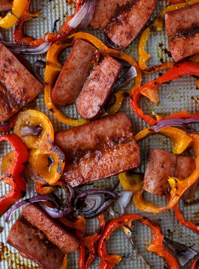 薄片锅熏香肠和辣椒i howsweeteats.com #sheetpan #smoked #sausage #turkey #healthy