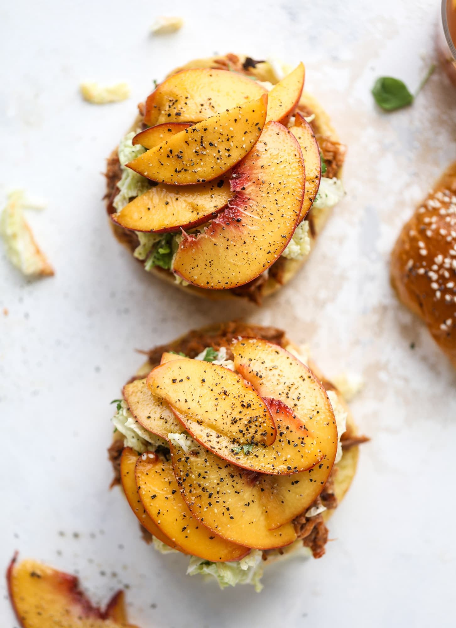 这款Chipotle拉猪肉三明治辣，甜美，散装。将它扔在一块面包或盘子上，并用最美味的快速腌制的桃子和纳帕卷心菜slaw上面。味道和纹理使这个三明治令人难以置信！我嚎叫#pork #chipotle #pickled #peaches #slaw #sandwiches #slow #cooker