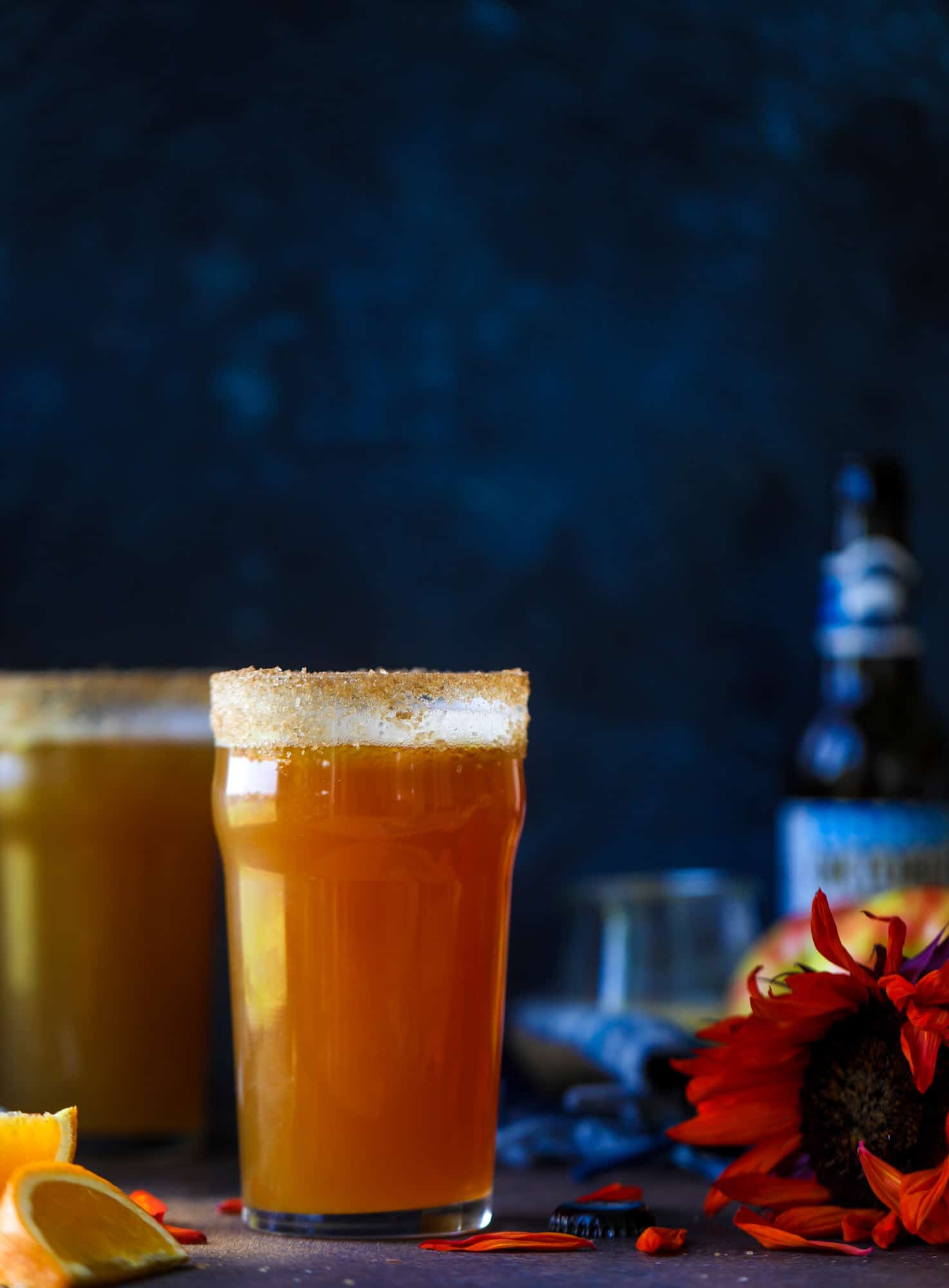 这款苹果酒香蒂配方非常适合秋季使用!欧宝平台怎么样苹果酒，气泡苹果酒和你最喜欢的啤酒一起放在冰镇的玻璃杯里，创造出最好的味道。再配上肉桂糖边，没有比这更好的了!I howsweeteats.com #苹果#苹果酒#香迪#鸡尾酒#啤酒