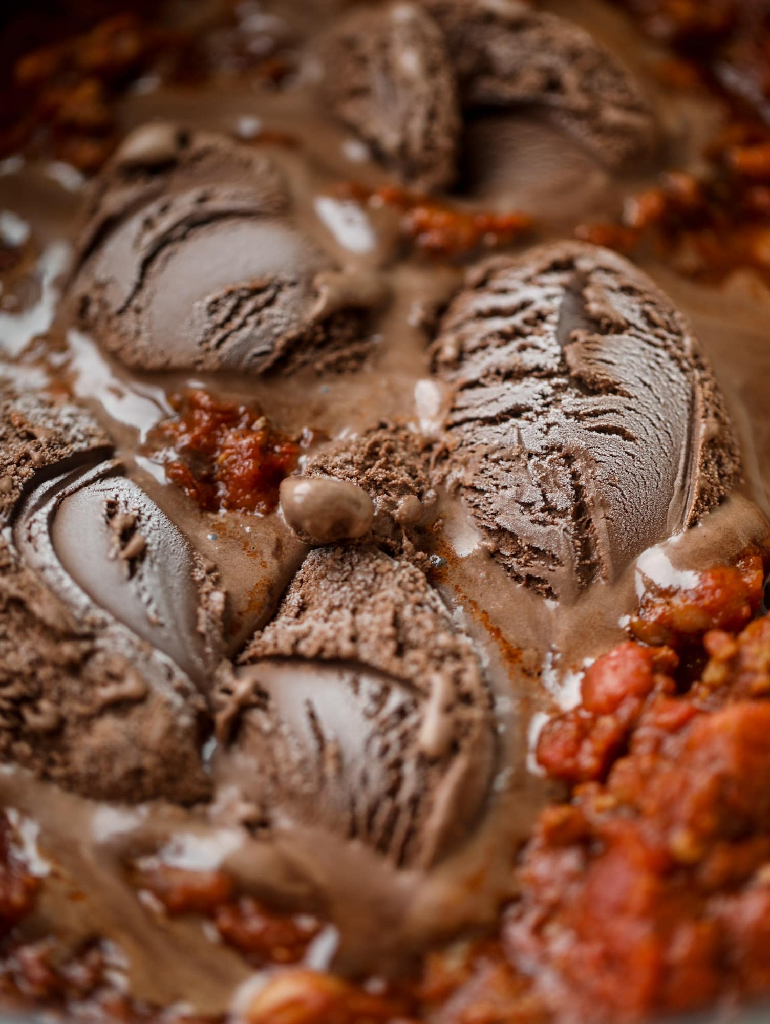 这种火冰辣椒含有一种秘密成分，使其口感醇厚、柔滑、美味至极。黑巧克力冰淇淋在上桌前搅拌，增加了一种疯狂的深度口味，同时给你最喜欢的碗带来了丰富的口感。你一定要试试!I howteats.com #chili #recipe #ice #cream #chili #bar