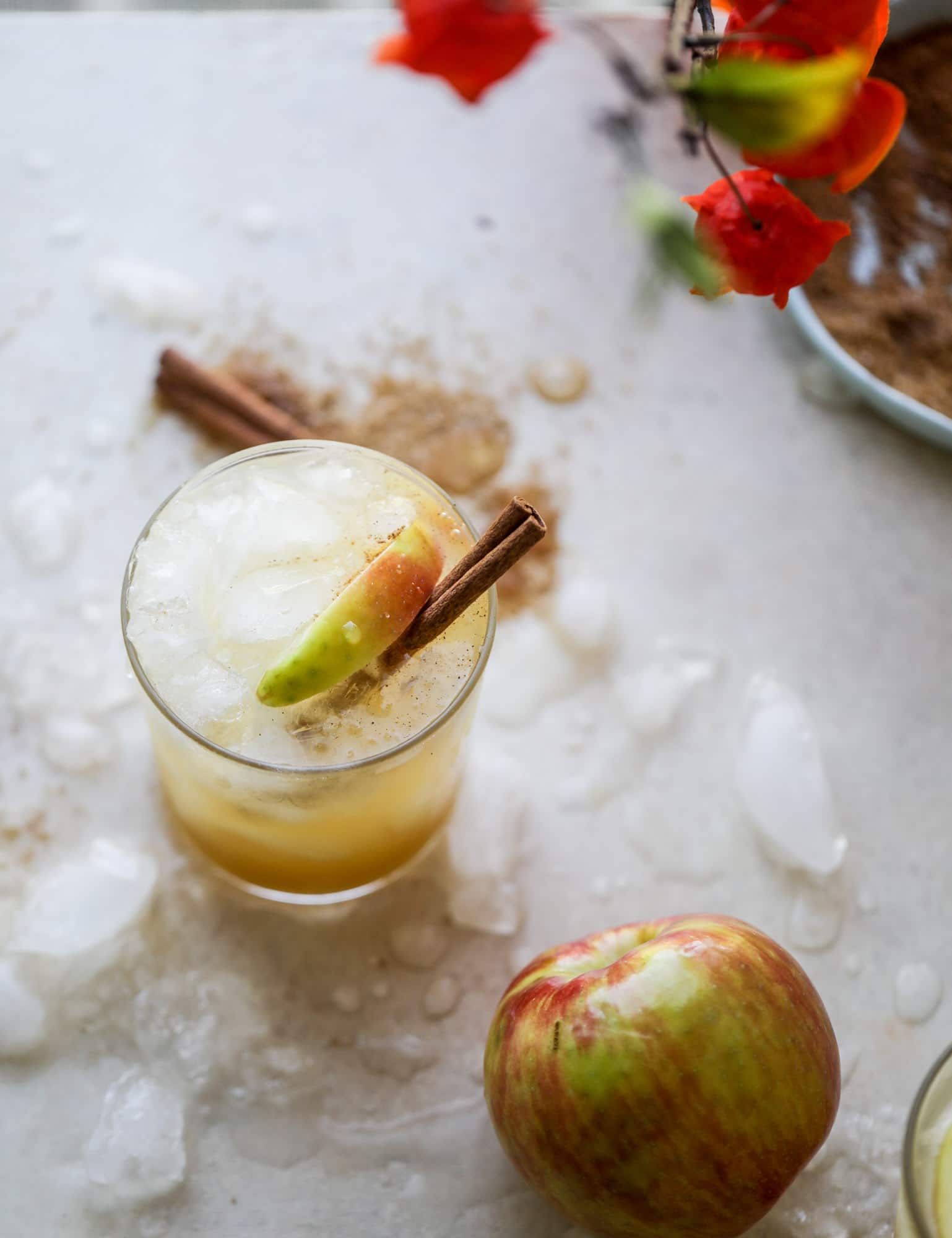 这款蜜蜂苹果鸡尾酒非常完美！新鲜的蜜月苹果汁，蜜蜂苹果糖浆，伏特加和姜啤酒聚集在一起，为秋季创造一个清爽的泡泡饮料。用肉桂糖轮辋 -  yum完成。i howsweeteats.com #honeycrisp #apple #cocktail #flow #drinks #vodka
