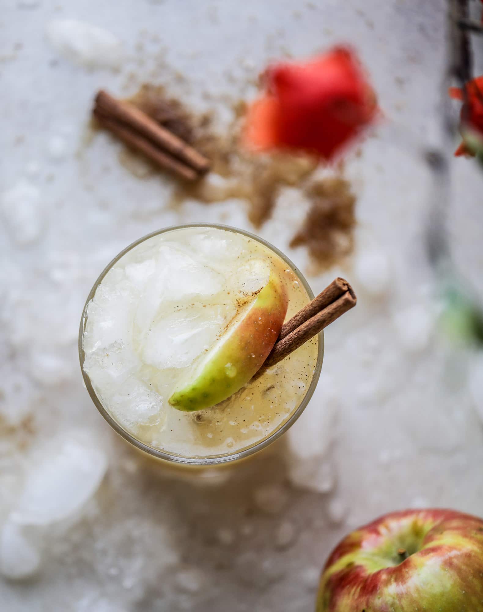 这款蜜蜂苹果鸡尾酒非常完美！新鲜的蜜月苹果汁，蜜蜂苹果糖浆，伏特加和姜啤酒聚集在一起，为秋季创造一个清爽的泡泡饮料。用肉桂糖轮辋 -  yum完成。i howsweeteats.com #honeycrisp #apple #cocktail #flow #drinks #vodka