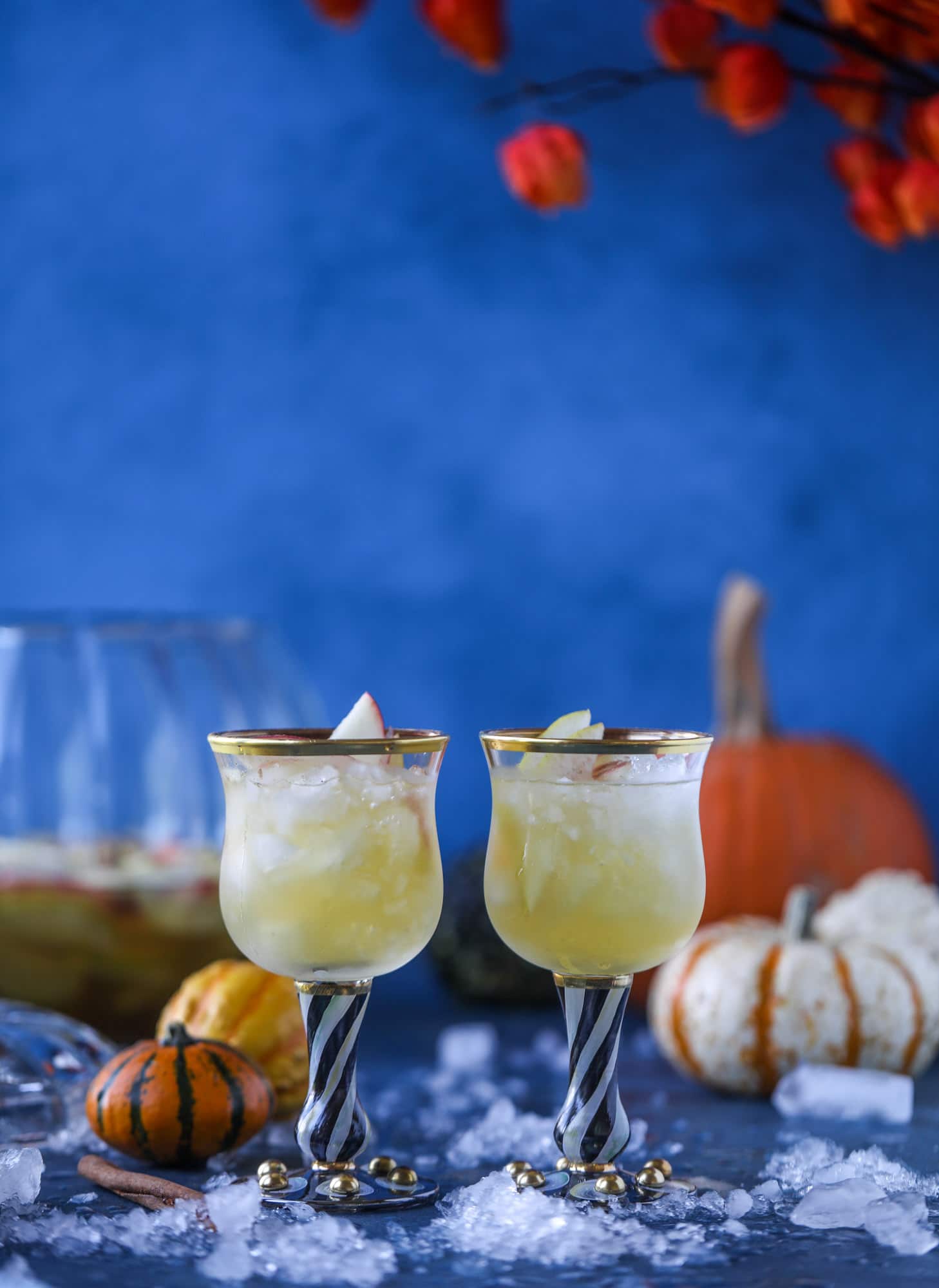 这个南瓜桑格利亚非常适合秋季和假日季节！自制南瓜饼糖浆给出饮料优良的味道，以及泡沫和苹果酒，当然，沸石水果。这是万圣节或感恩节的最爱！我嚎克西特斯.com#pumpkin #sangria