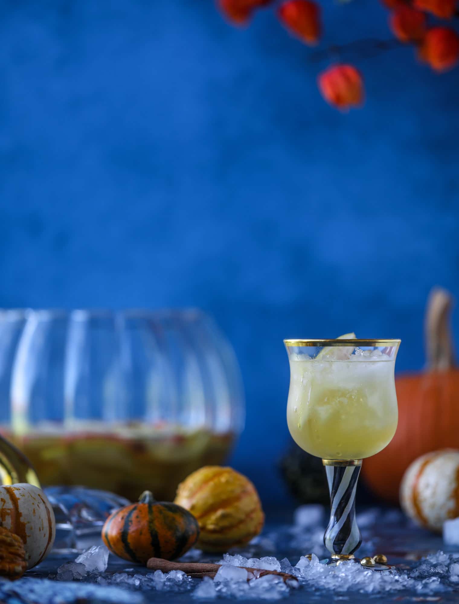 这个南瓜桑格利亚非常适合秋季和假日季节！自制南瓜饼糖浆给出饮料优良的味道，以及泡沫和苹果酒，当然，沸石水果。这是万圣节或感恩节的最爱！我嚎克西特斯.com#pumpkin #sangria
