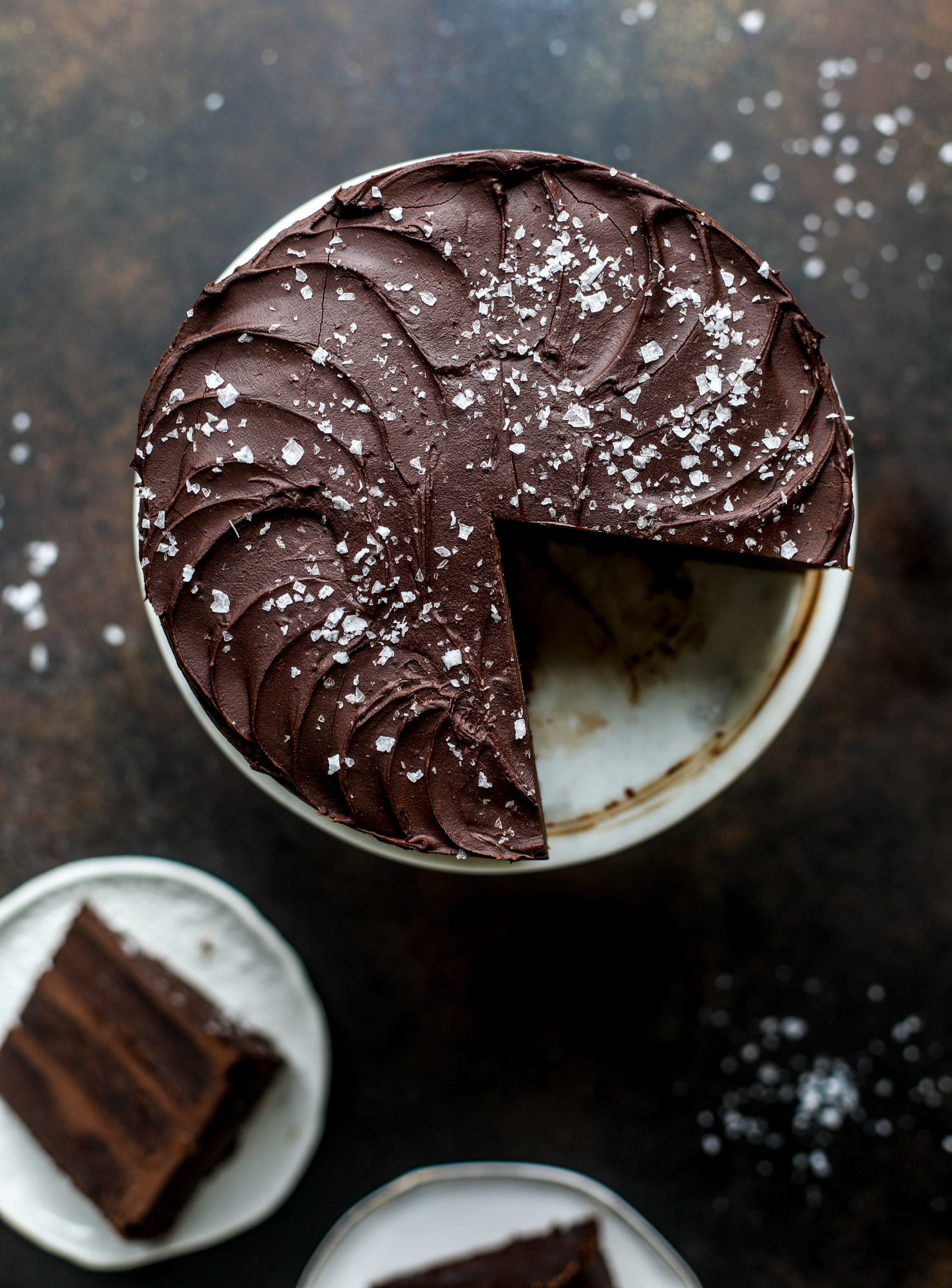 这个咸黑巧克力黑啤蛋糕绝对是神圣的!它极其丰富，非常适合人群或派对。南瓜烈性面糊烘烤成蓬松的后半部分，再裹上一层超级松软的巧克力甘纳许。完美的巧克力爱好者!I howsweeteats.com #黑巧克力#黑啤#蛋糕#咸