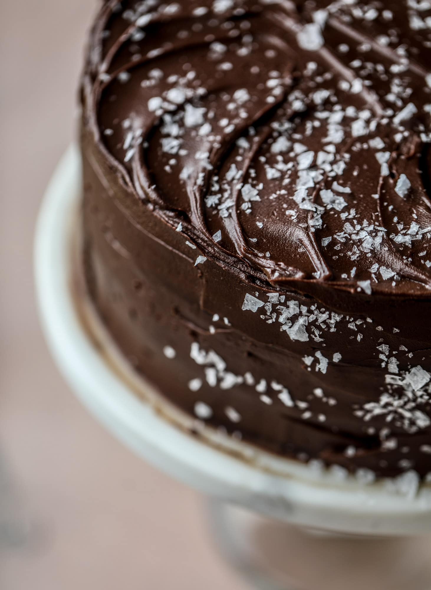 这个咸黑巧克力黑啤蛋糕绝对是神圣的!它极其丰富，非常适合人群或派对。南瓜烈性面糊烘烤成蓬松的后半部分，再裹上一层超级松软的巧克力甘纳许。完美的巧克力爱好者!I howsweeteats.com #黑巧克力#黑啤#蛋糕#咸