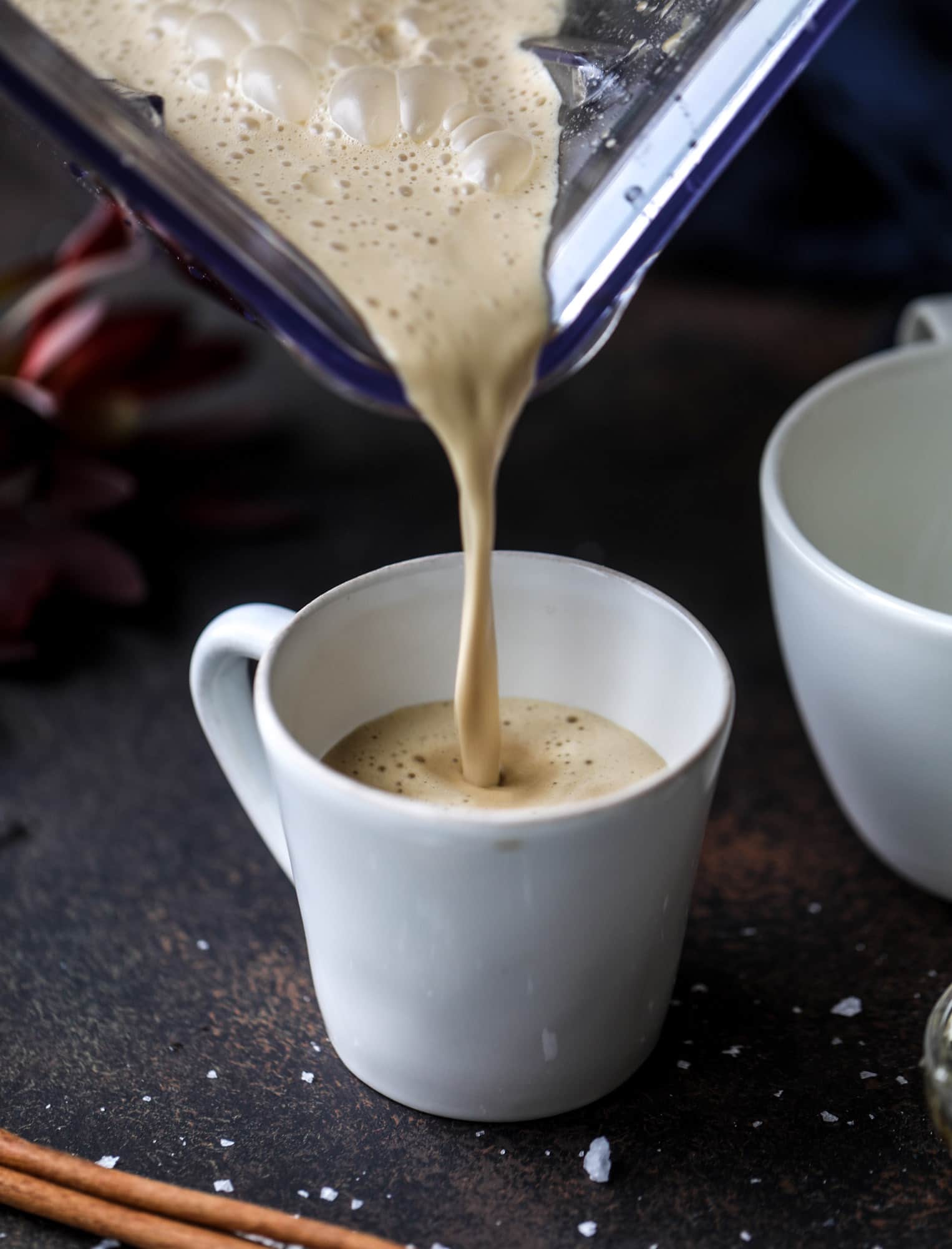这杯咸枫粉咖啡是完美的提神剂。枫糖浆，椰子黄油和海盐与热咖啡混合，制成最美味的发泡热拿铁饮料，不含任何奶制品!I howsweeteats.com #咖啡#椰子油