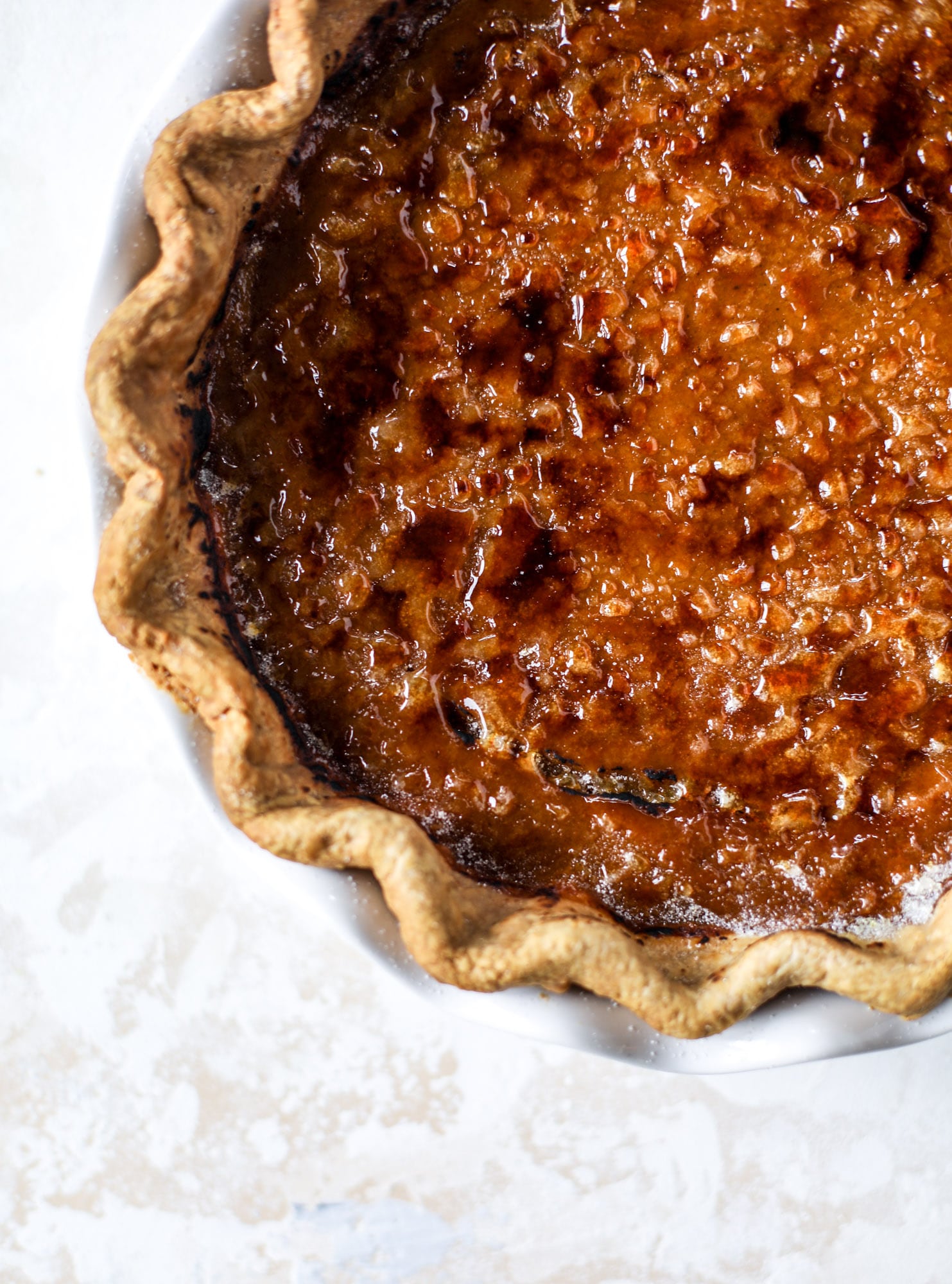 这个brûlée南瓜派是两个世界中最好的南瓜甜点!美味的酥皮，奶油南瓜馅和脆脆的浇头——brûléed糖。这是一种全新的做南瓜派的方式!我好甜蜜。com #南瓜派#布丁