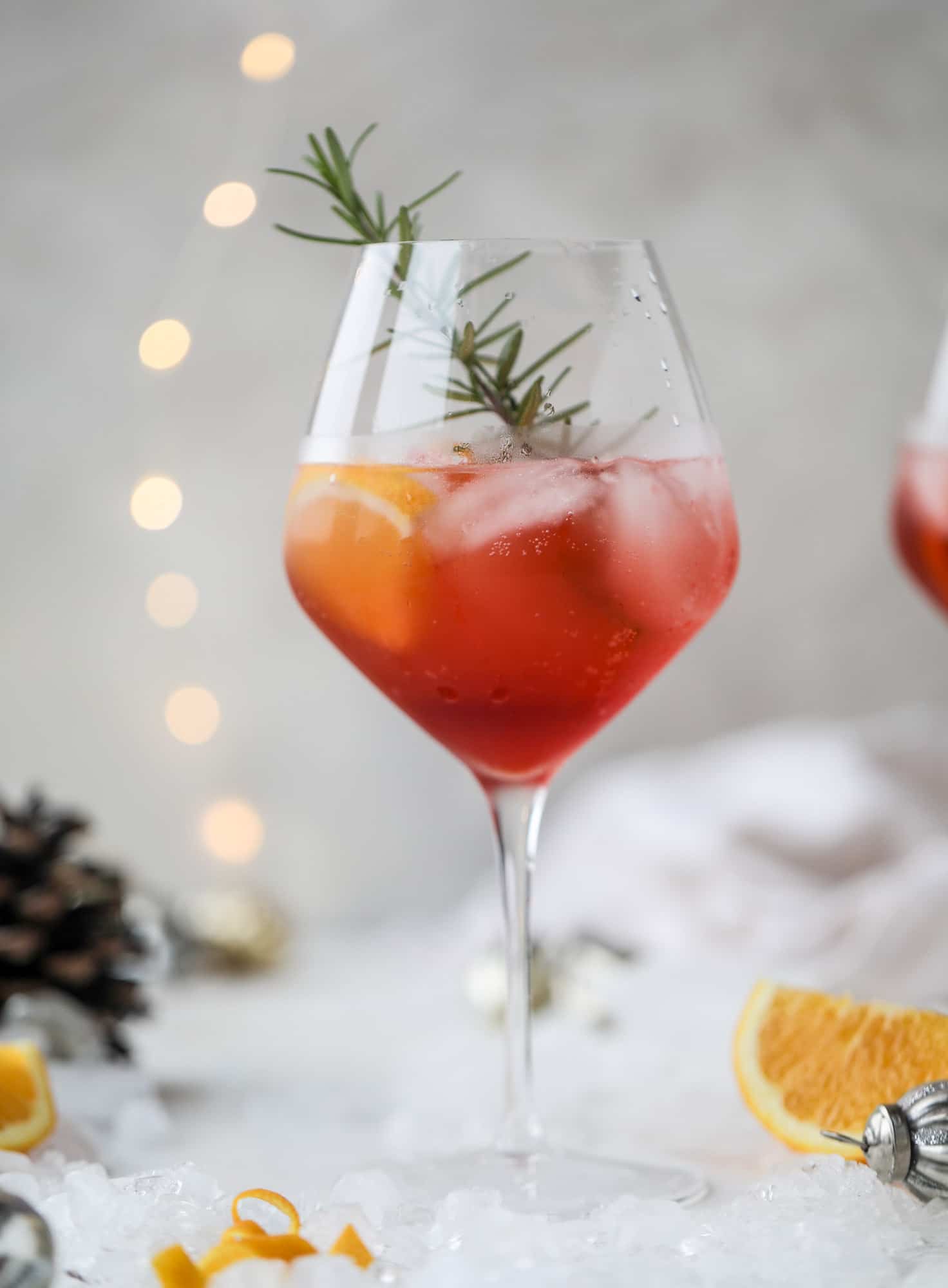 这款冬季鸡尾酒是在经典香水的基础上增加了一款季节性的香水!节日的蔓越莓和经典的橘子与普罗赛克和苏打水一起创造一个超级轻和清爽的节日鸡尾酒!我howsweeteats.com #aperol #spritz