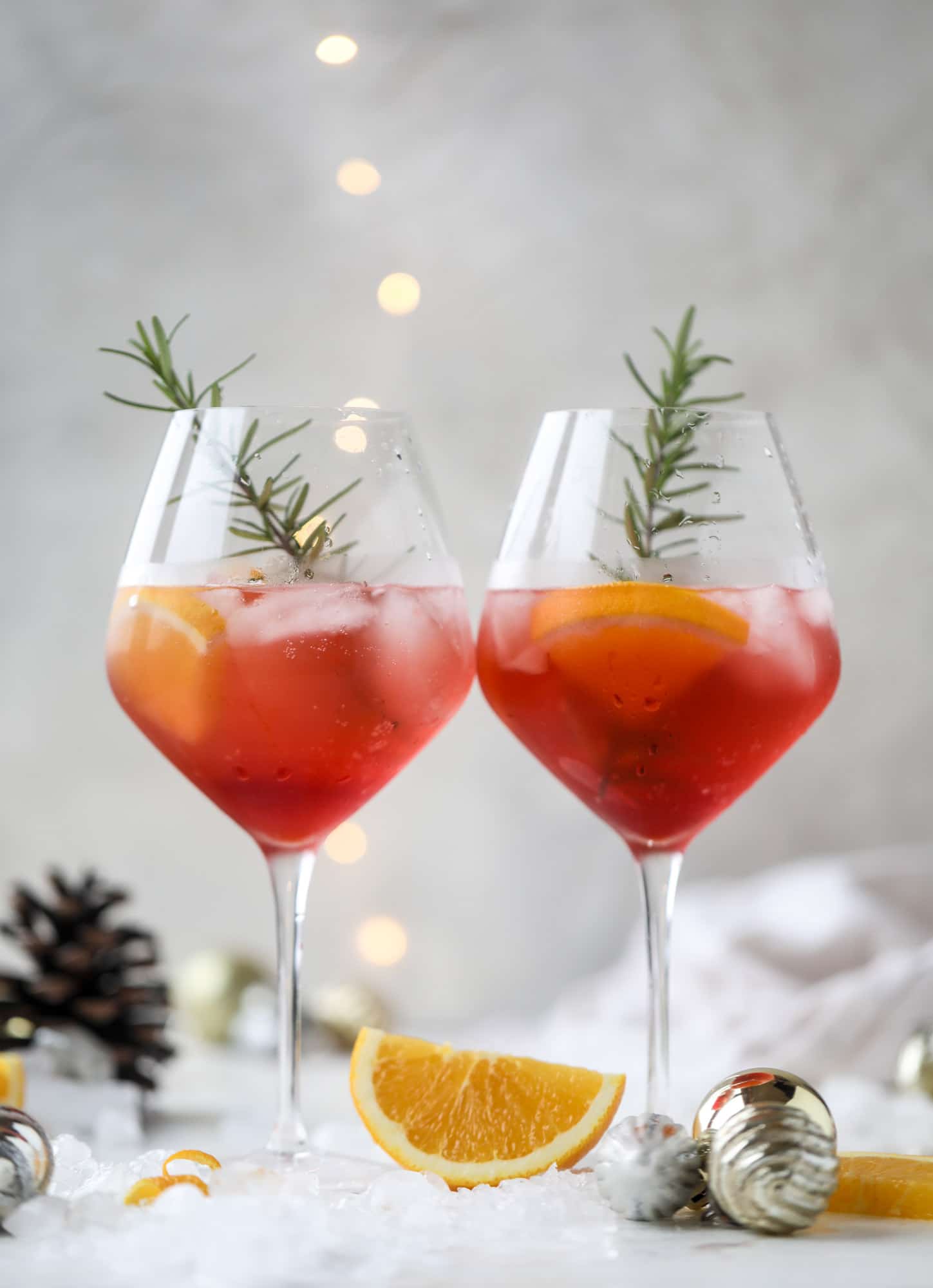这款冬季鸡尾酒是在经典香水的基础上增加了一款季节性的香水!节日的蔓越莓和经典的橘子与普罗赛克和苏打水一起创造一个超级轻和清爽的节日鸡尾酒!我howsweeteats.com #aperol #spritz
