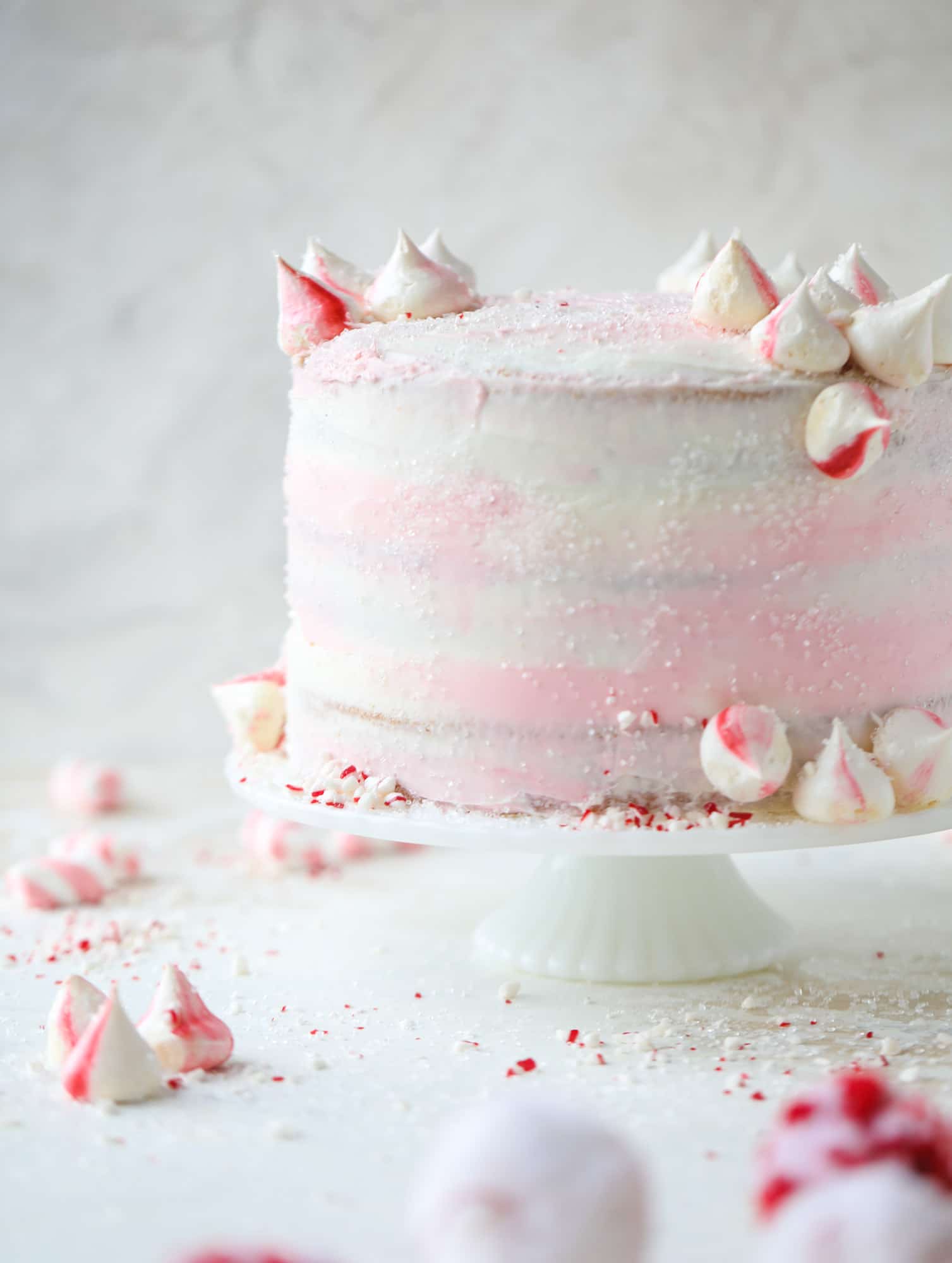 这个粉色薄荷蛋糕是节日和美味的节日!香草蛋糕糖霜和薄荷奶油芝士糖霜，上面覆盖着闪亮的糖和薄荷蛋白霜。不能可爱!我# pinkpeppermint #蛋糕