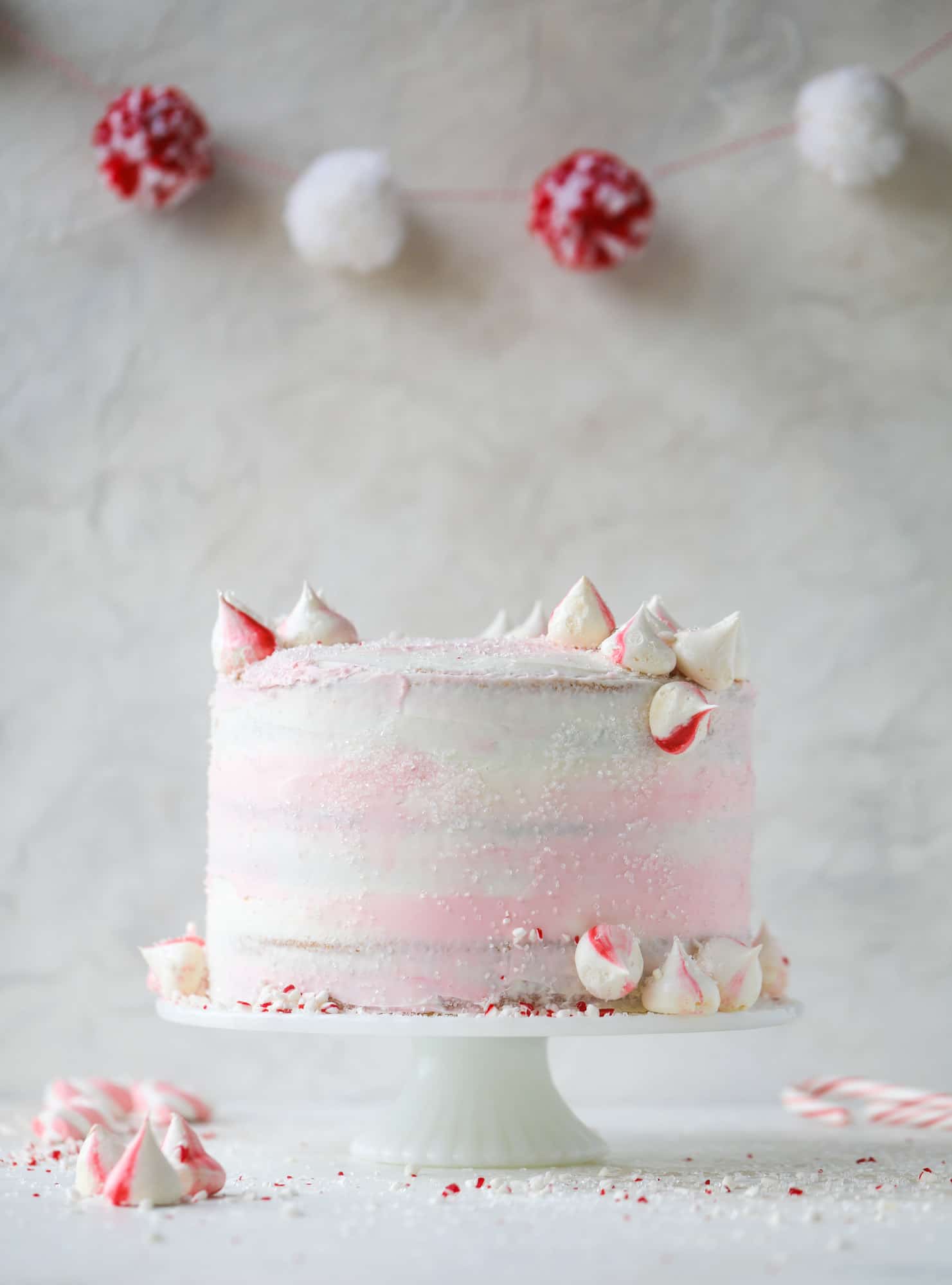 这个粉色薄荷蛋糕是节日和美味的节日!香草蛋糕糖霜和薄荷奶油芝士糖霜，上面覆盖着闪亮的糖和薄荷蛋白霜。不能可爱!我# pinkpeppermint #蛋糕