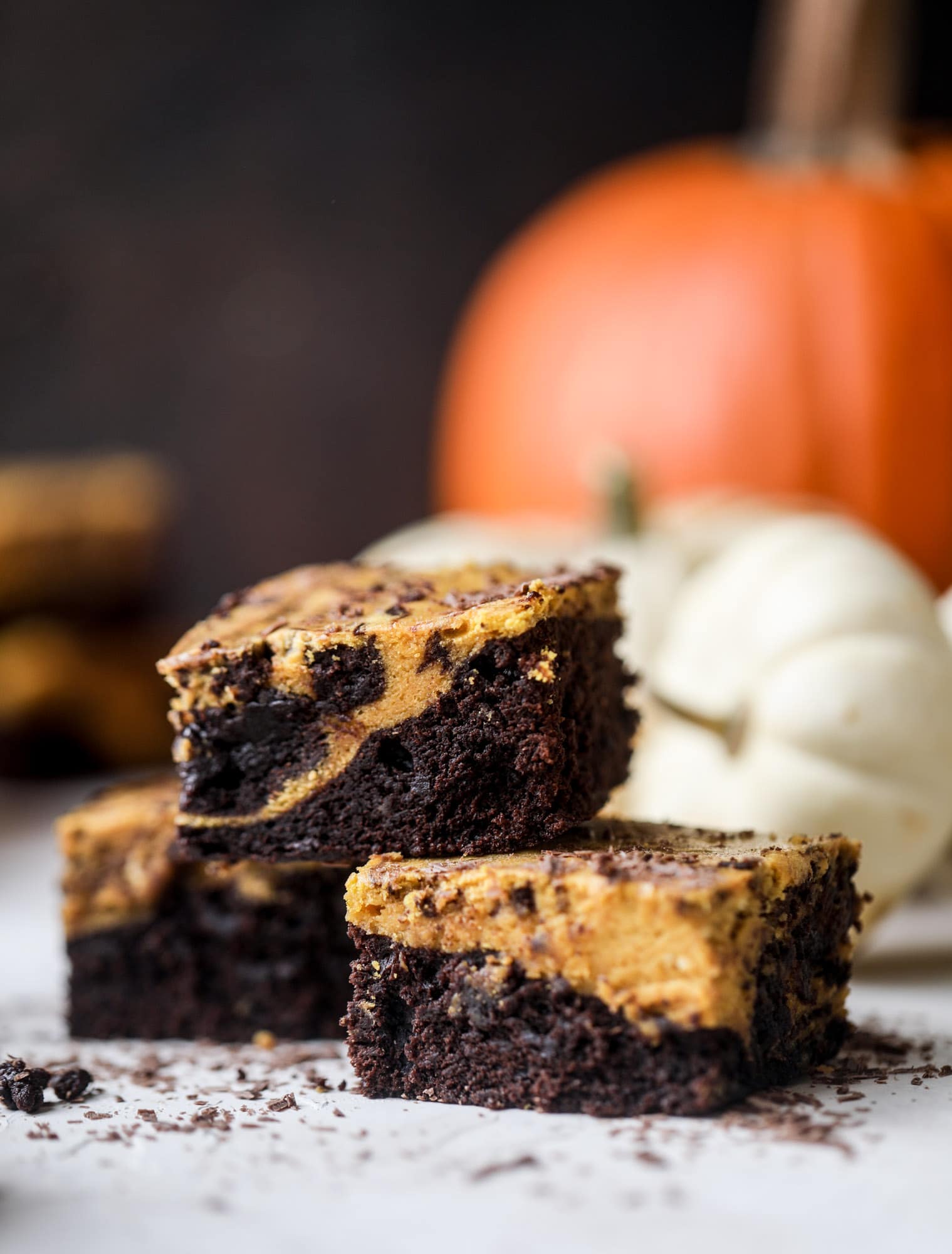 这些南瓜布朗尼底部有一层松软的巧克力，上面有一层丝滑的南瓜!它们是如此美味，丰富和完美的秋天。南瓜布朗尼很容易一起来，也可以提前做好!我嚎用作嚎叫#pumpkin #brownies