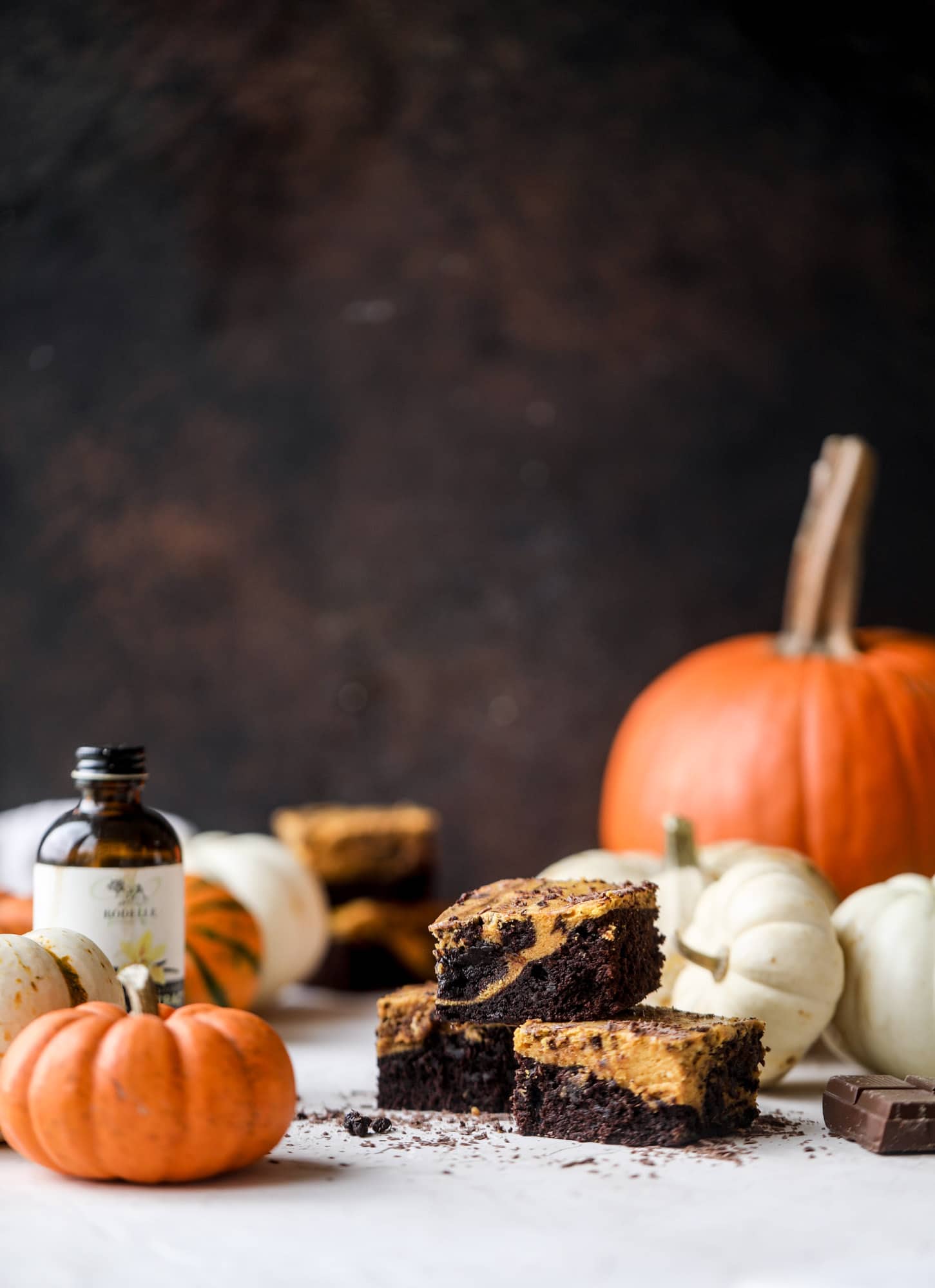 这些南瓜布朗尼底部有一层松软的巧克力，上面有一层丝滑的南瓜!它们是如此美味，丰富和完美的秋天。南瓜布朗尼很容易一起来，也可以提前做好!我嚎用作嚎叫#pumpkin #brownies