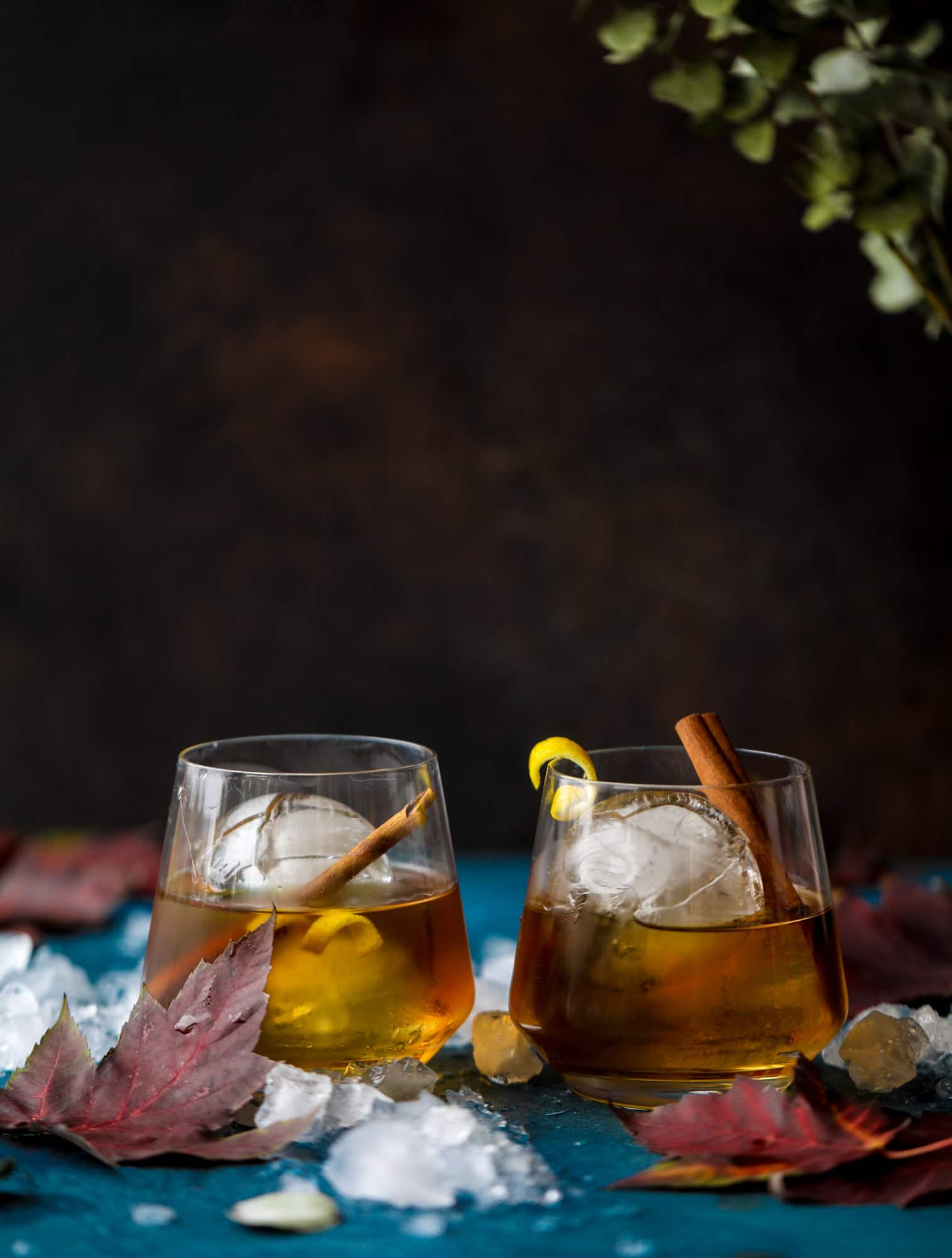 这款熏枫老式鸡尾酒是秋季和冬季的完美烟熏饮料。它是温的，充满了惊人的味道，烟熏枫波本威士忌和纯枫糖浆。美味!我#枫#受