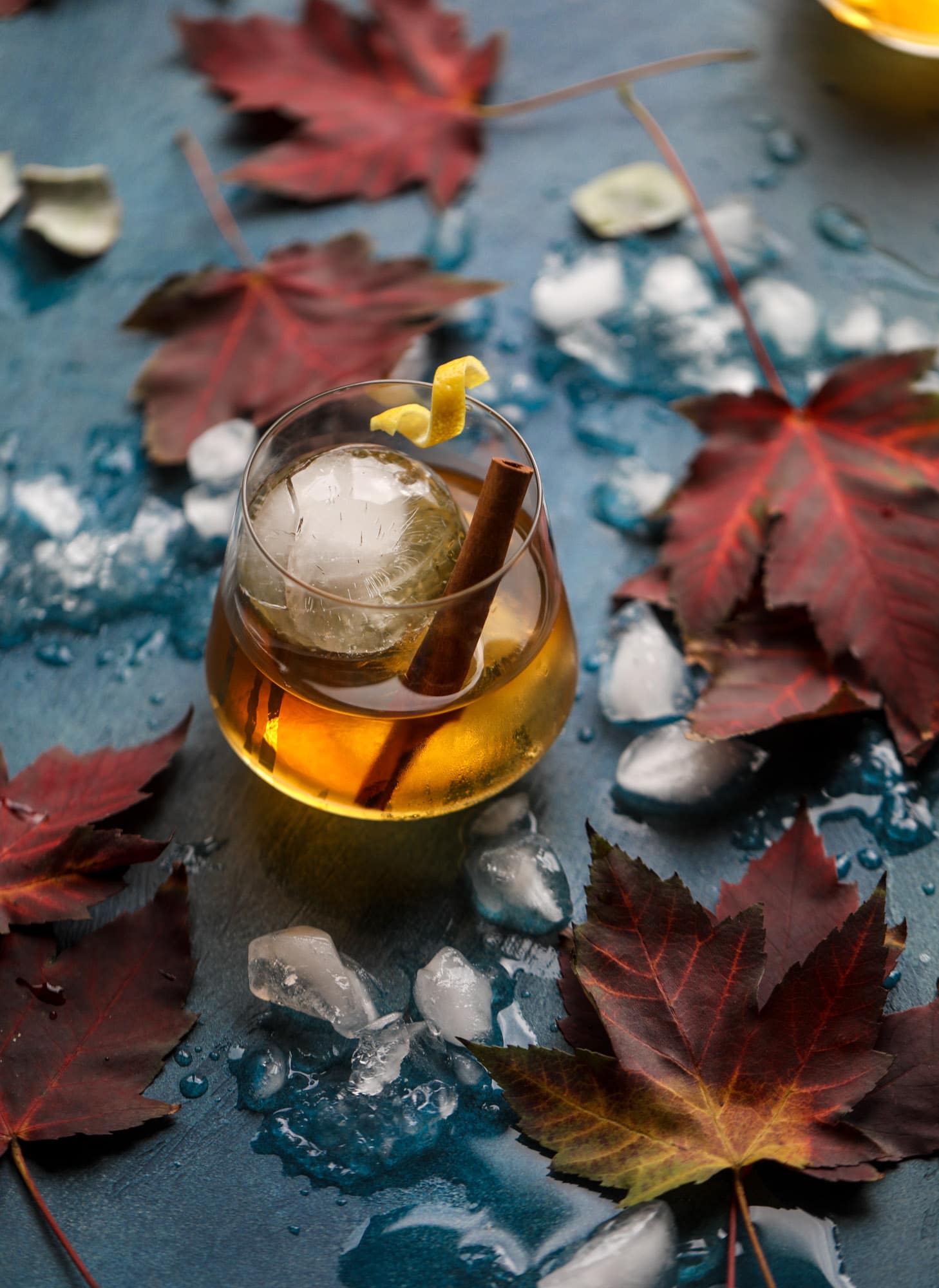这款熏枫老式鸡尾酒是秋季和冬季的完美烟熏饮料。它是温的，充满了惊人的味道，烟熏枫波本威士忌和纯枫糖浆。美味!我#枫#受