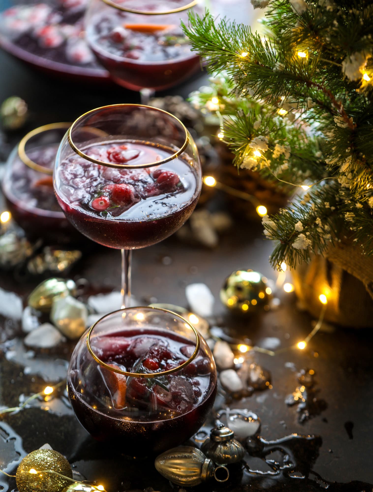 这棵圣诞树装饰潘趣酒是最完美的圣诞潘趣酒，而装饰圣诞树!富红葡萄酒是基地，有点橙色，一些香料，肉桂和华丽的宝石假日冰块！我嚎吻了#christmas #punch