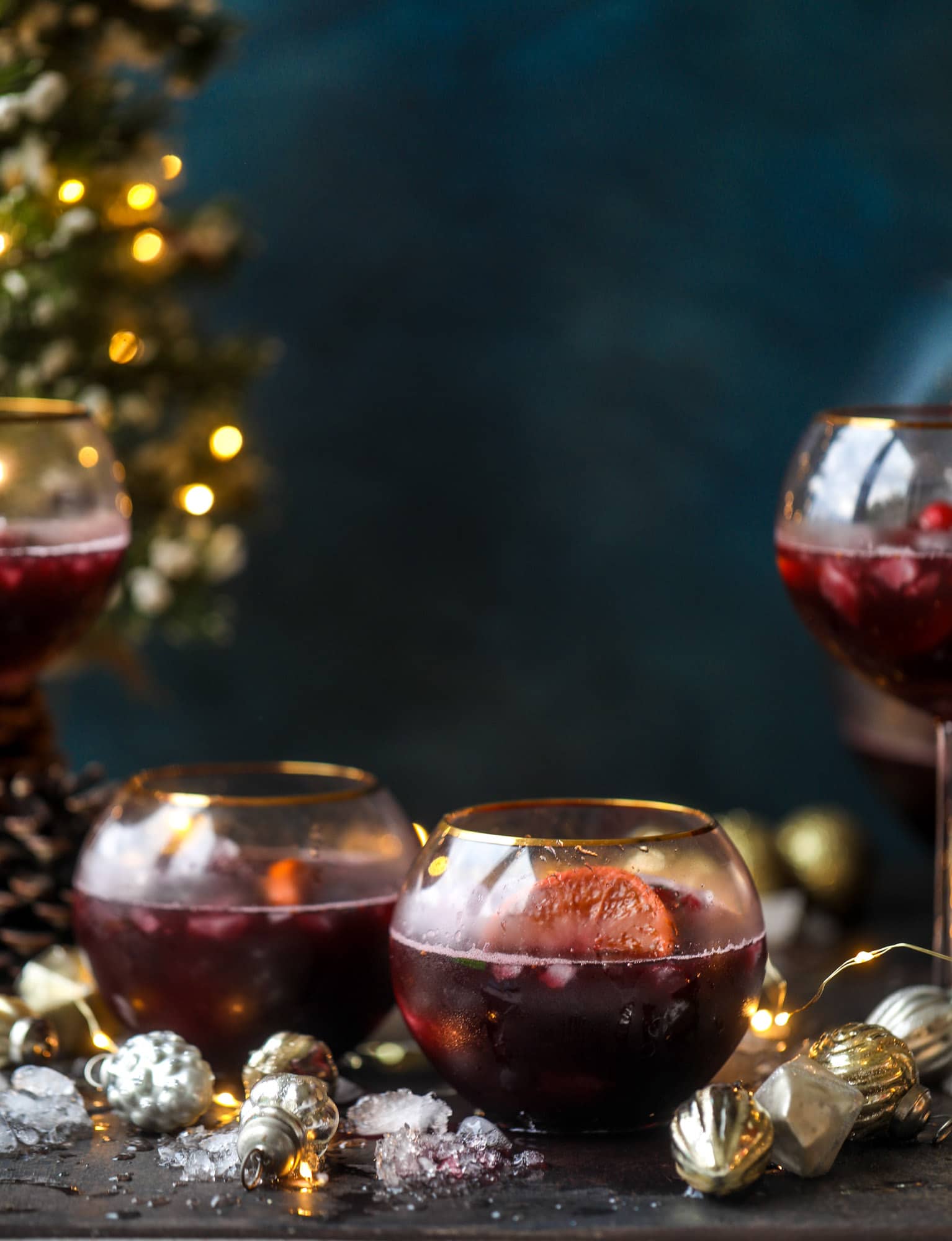 这棵圣诞树装饰潘趣酒是最完美的圣诞潘趣酒，而装饰圣诞树!富红葡萄酒是基地，有点橙色，一些香料，肉桂和华丽的宝石假日冰块！我嚎吻了#christmas #punch