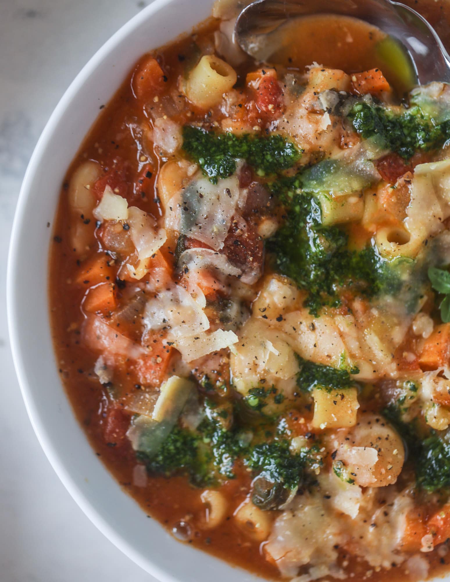 这道火烤蔬菜汤就像一个大碗。碗里塞满了蔬菜、火烤番茄和黄油豆，再放上美味的羽衣甘蓝香蒜沙司，更增添风味。令人满意，健康和完美的晚餐!I howsweeteats.com #意大利蔬菜汤#汤