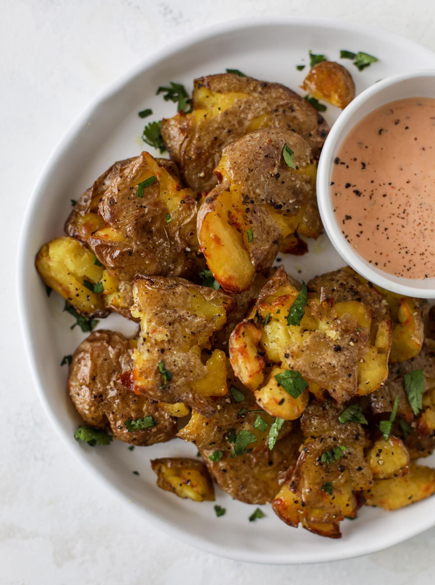 这是我们最喜欢的配菜!酥脆的土豆泥在烤箱里烤到完美。与蘸酱或配菜一起食用!