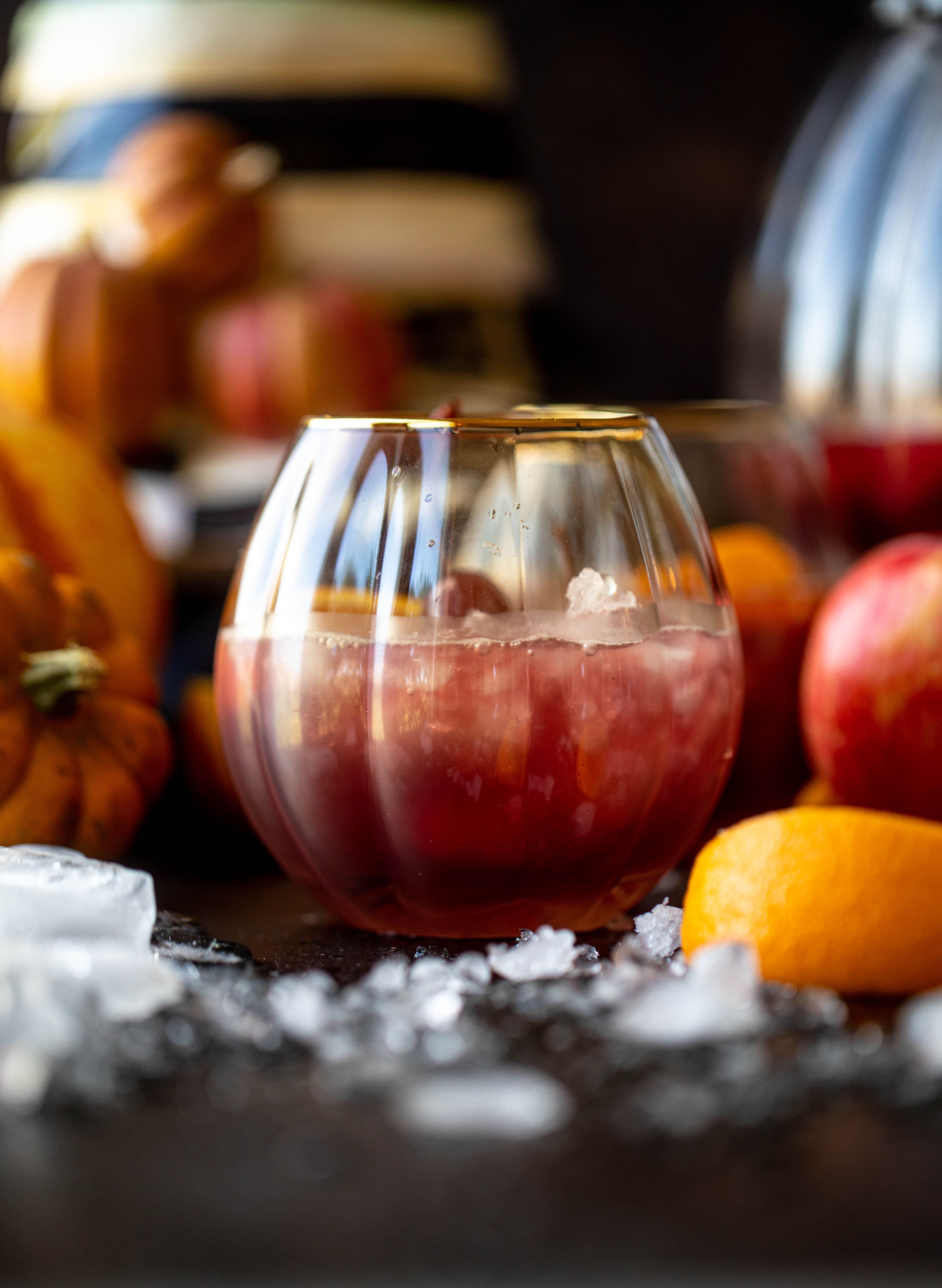 一个有趣的万圣节punch，每个人都可以享受!Hocus pocus潘趣酒充满了苹果酒、橘子和蔓越莓，味道非常美味!