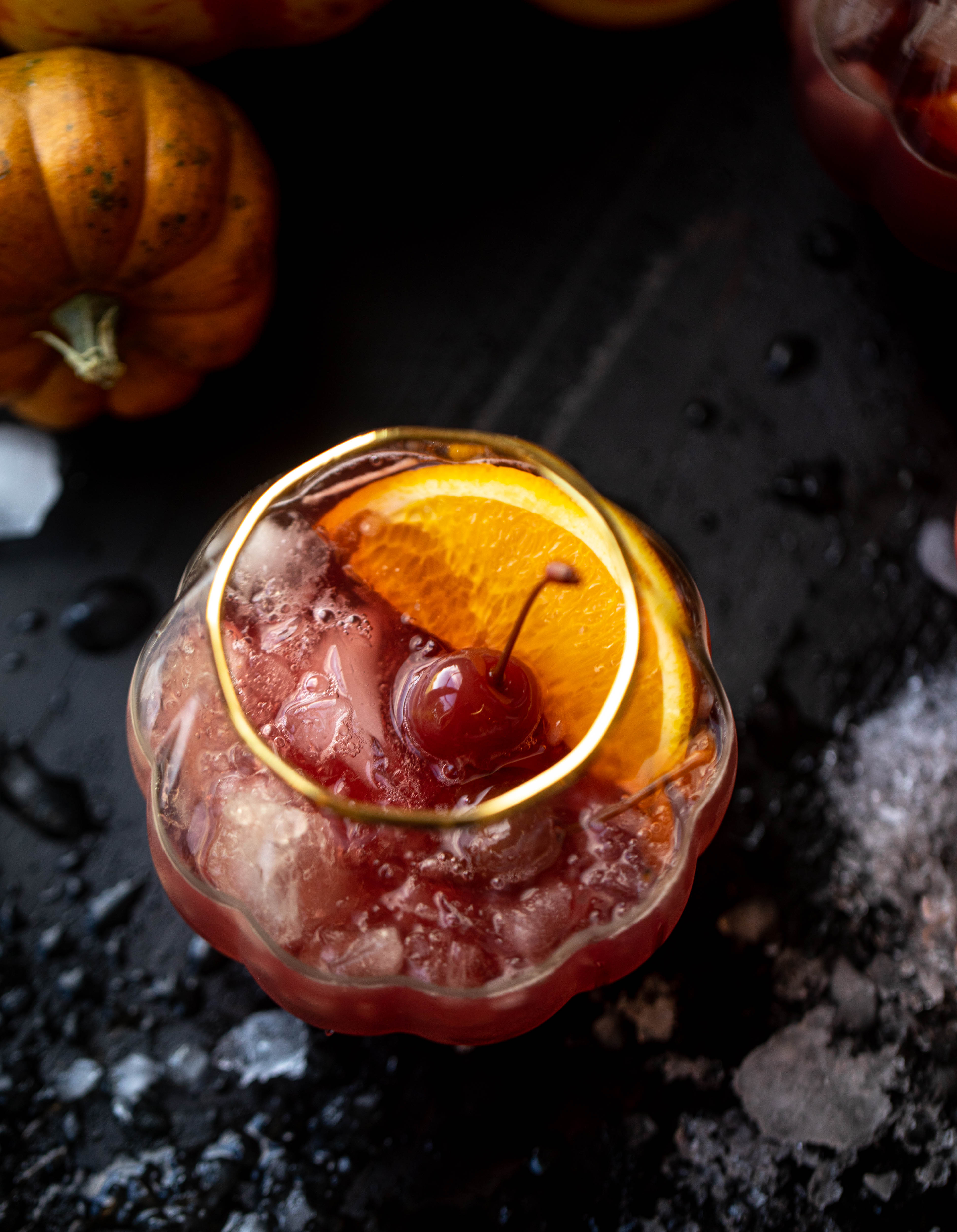 一个有趣的万圣节punch，每个人都可以享受!Hocus pocus潘趣酒充满了苹果酒、橘子和蔓越莓，味道非常美味!