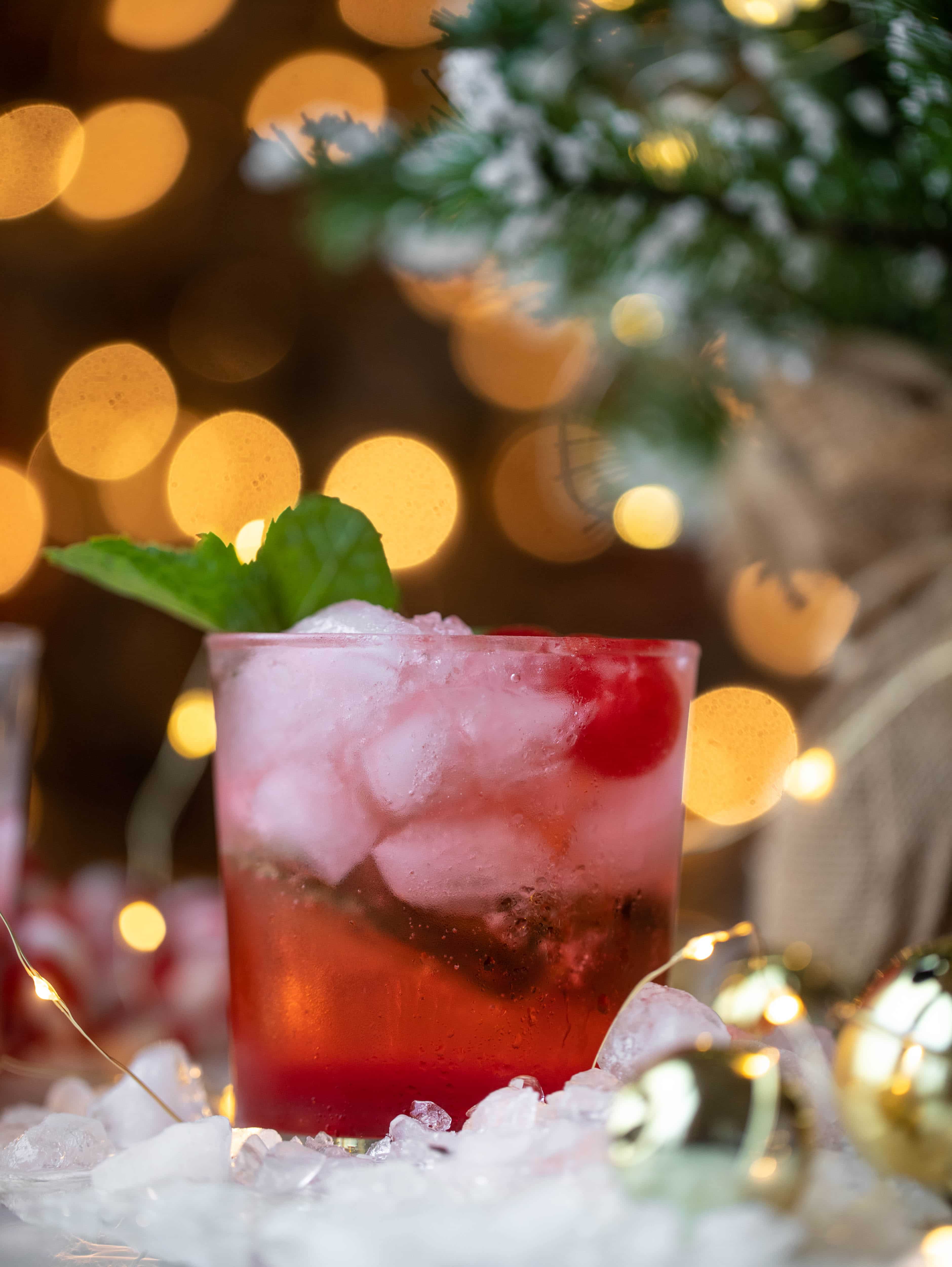 快乐樱桃圣诞鸡尾酒来了!伏特加，樱桃，薄荷，天哪!这是一种很有趣的饮料，可以制成潘趣酒。它是美味的!