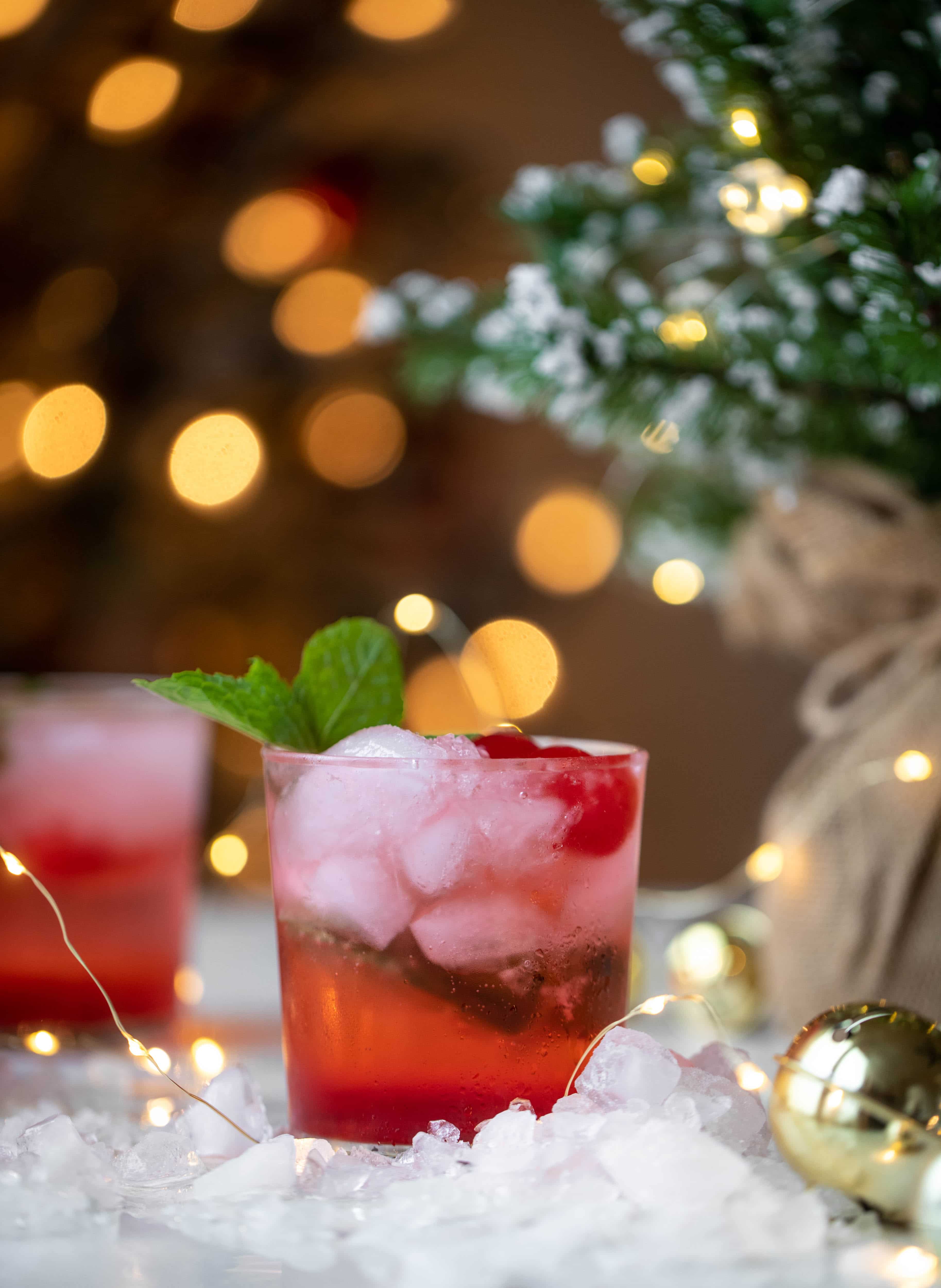 快乐樱桃圣诞鸡尾酒来了!伏特加，樱桃，薄荷，天哪!这是一种很有趣的饮料，可以制成潘趣酒。它是美味的!