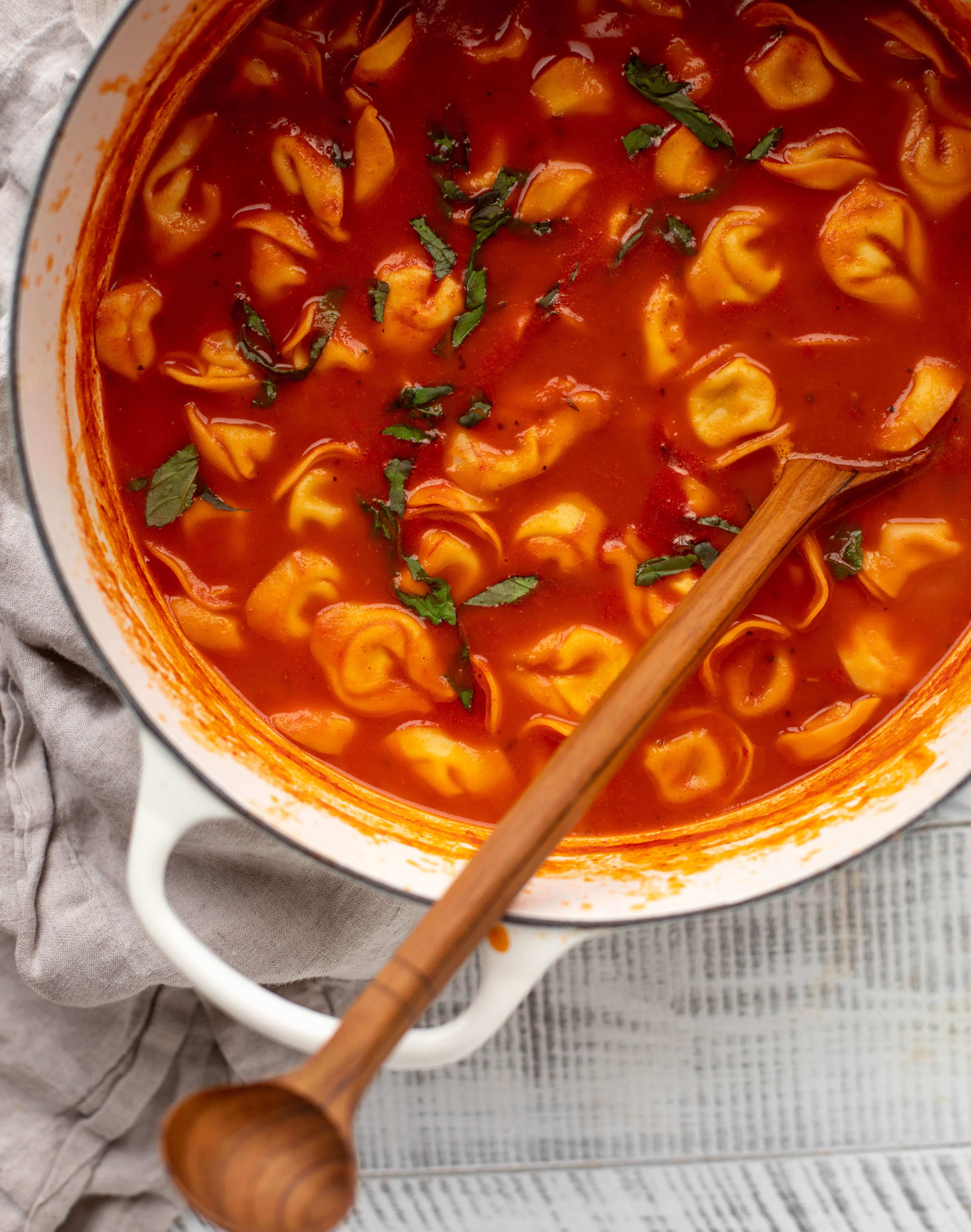 这个咖喱番茄饺子汤有这么多的味道！为俗气的意大利式饺子和棕色黄油大蒜烤面包服务，为完美的昼夜餐。