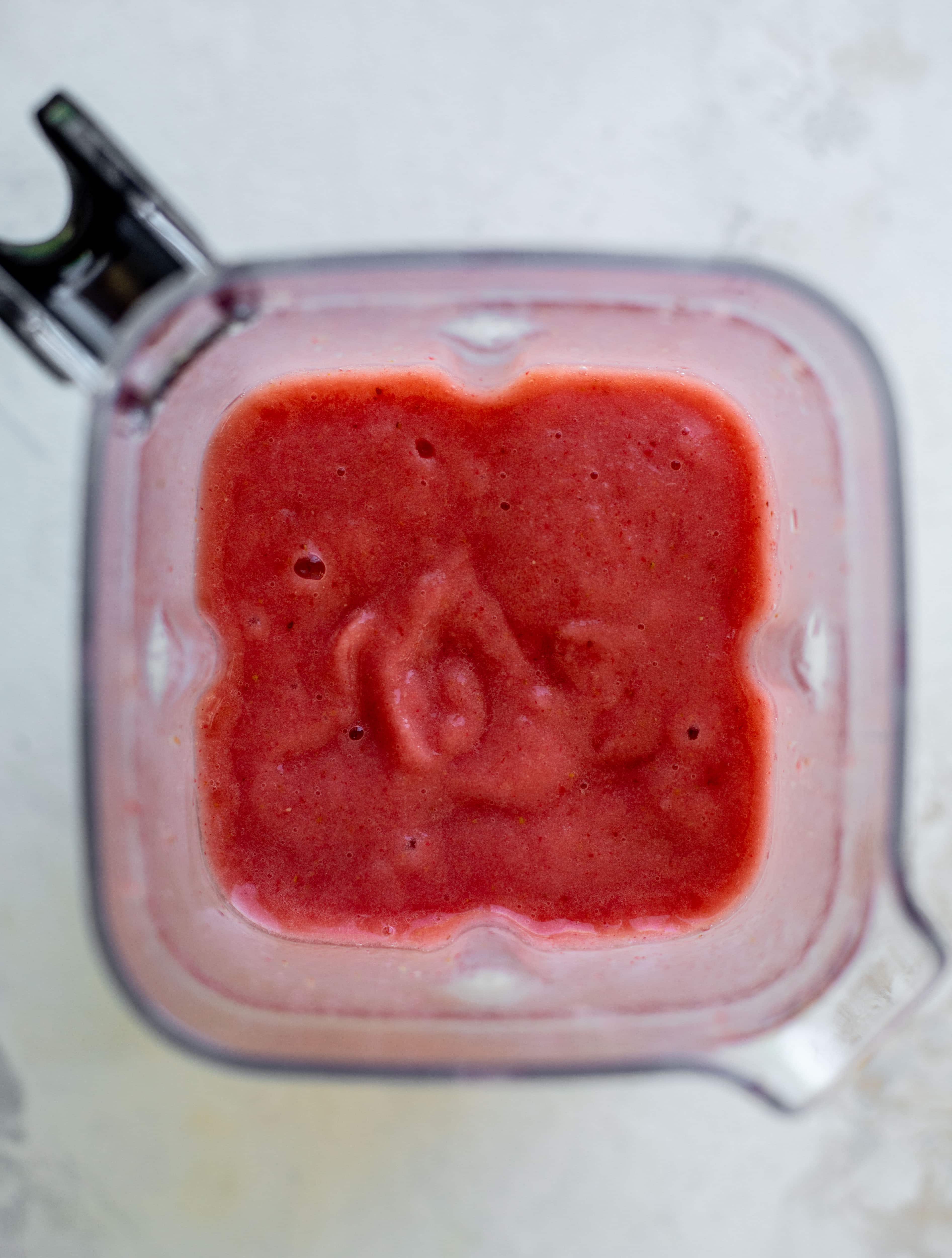 冷冻草莓柠檬汁放在搅拌机里