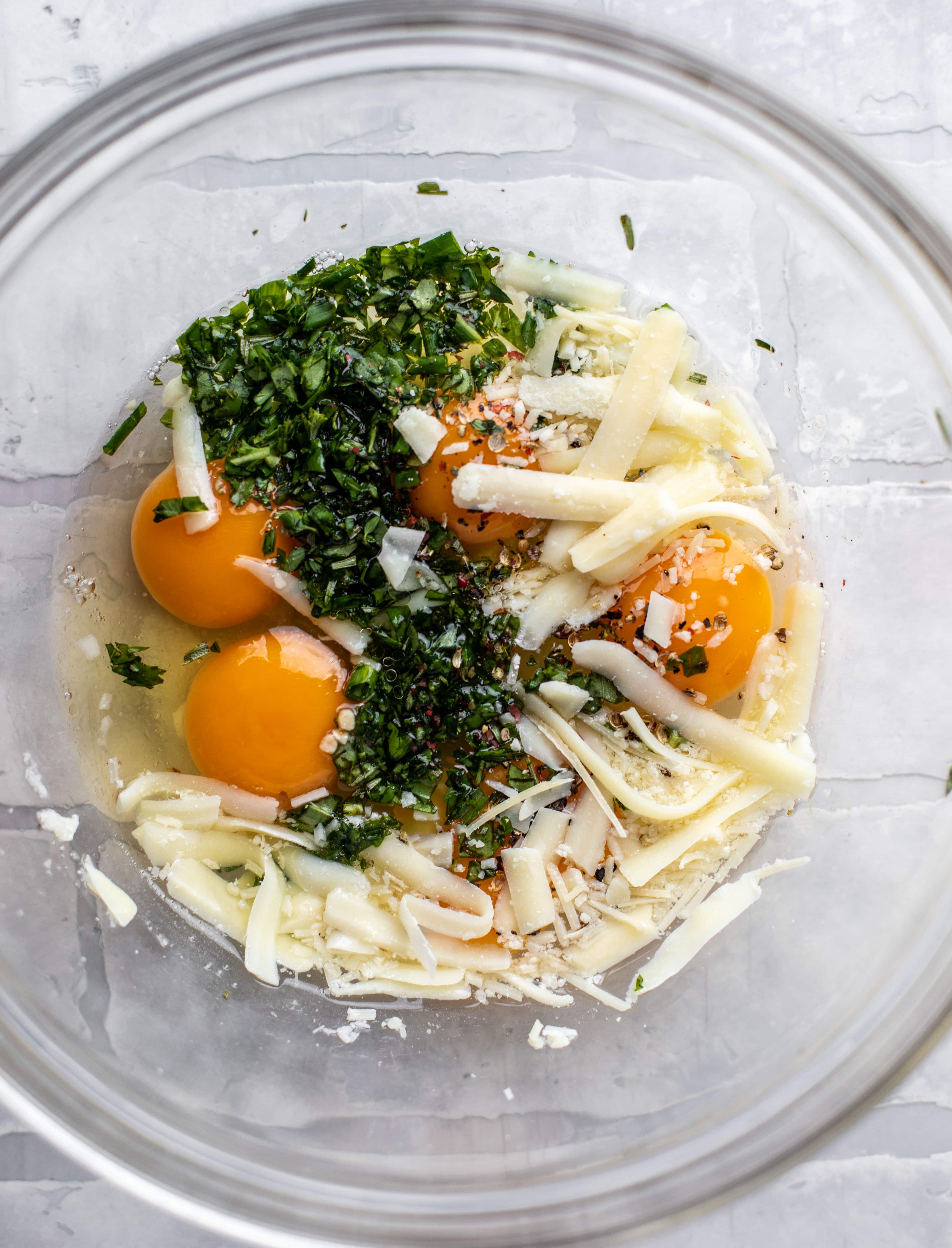 鸡蛋，奶酪和香草放在碗里