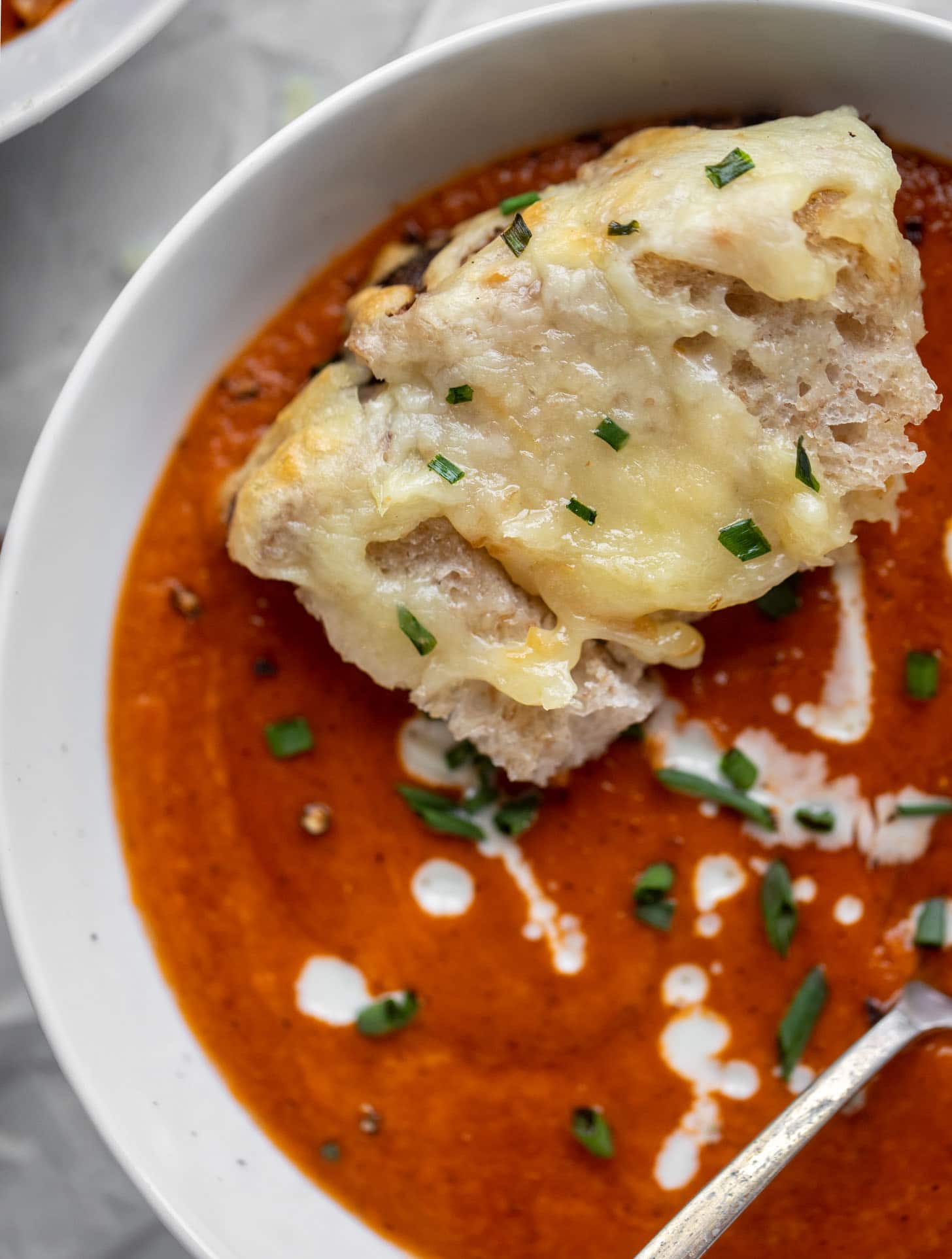 Chipotle番茄汤用熏制的切达乳酪拉链面包
