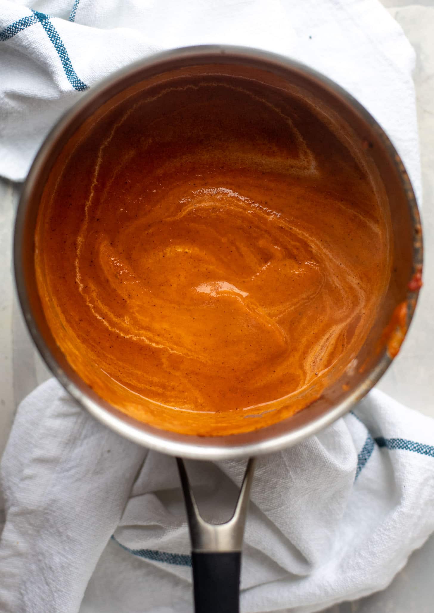 Chipotle番茄汤的平底锅