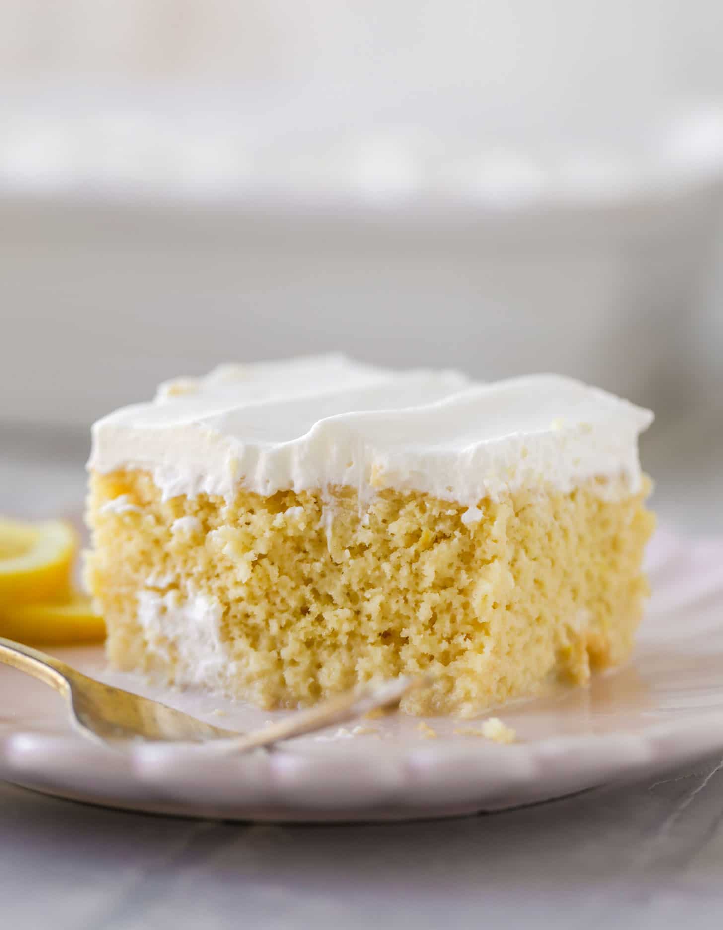 简单的柠檬tres leckes蛋糕与奶油