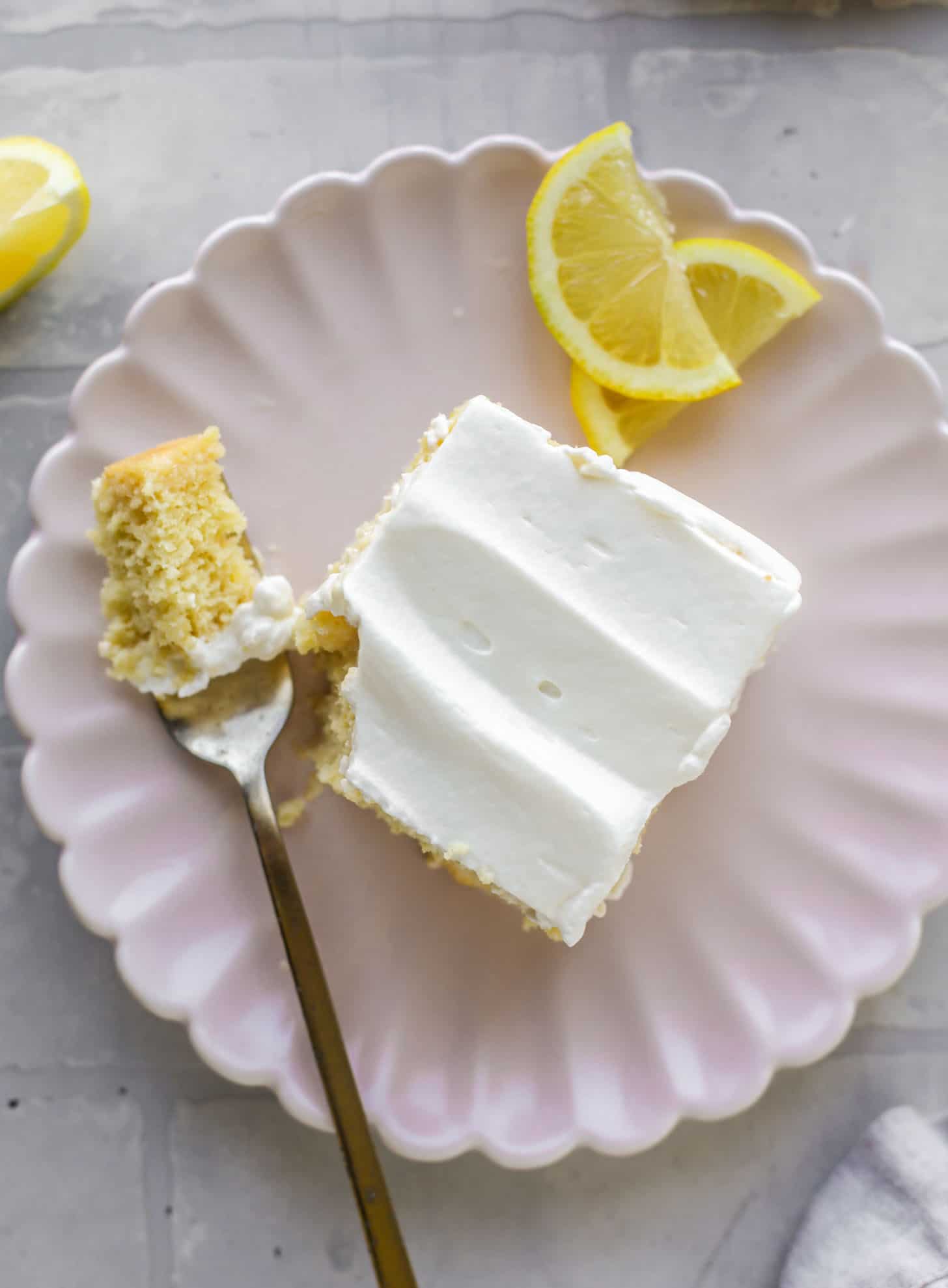 简单的柠檬tres leckes蛋糕与奶油