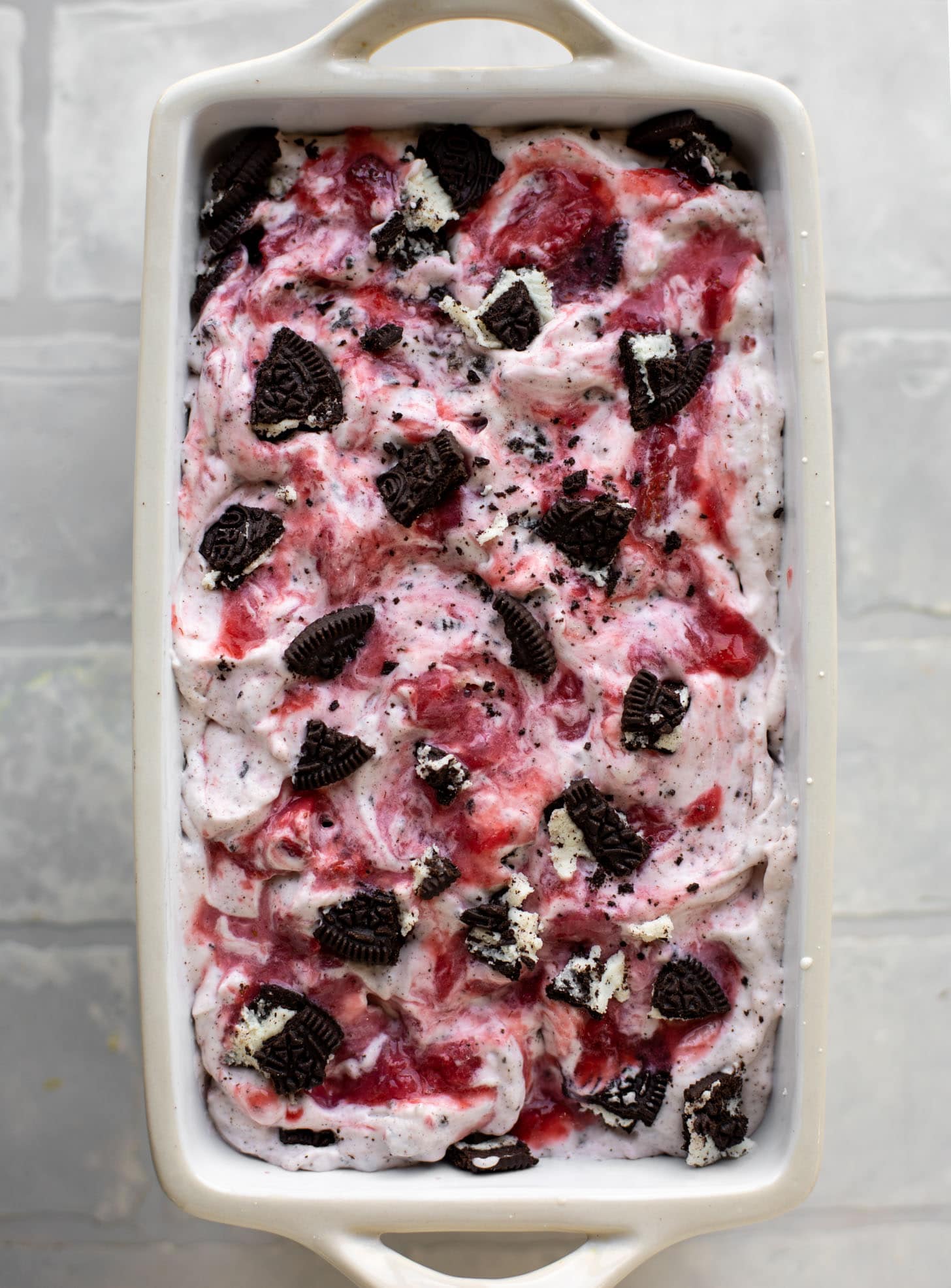 没有搅拌草莓矿石冰淇淋准备冰箱