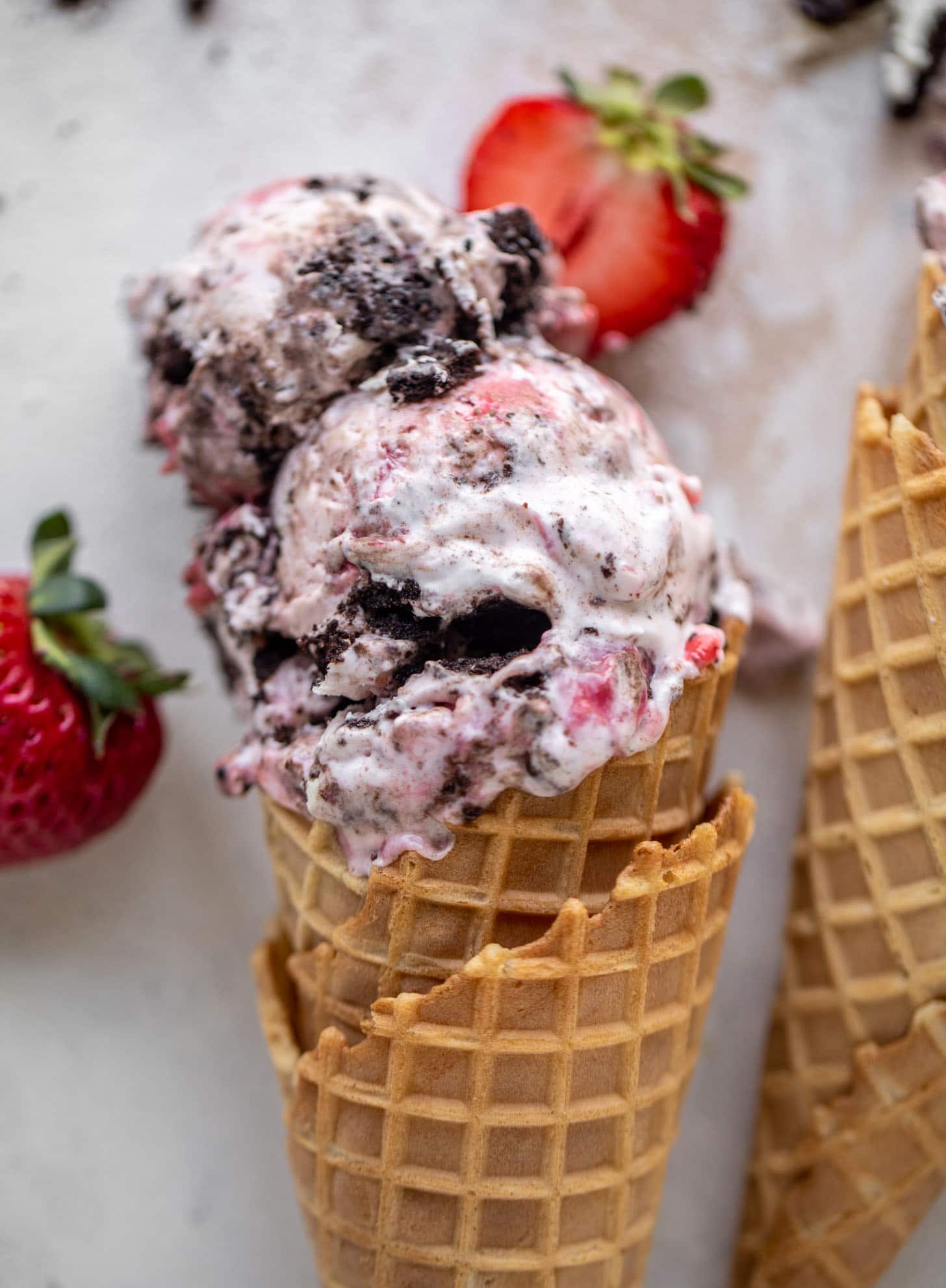 没有搅拌草莓矿石冰淇淋