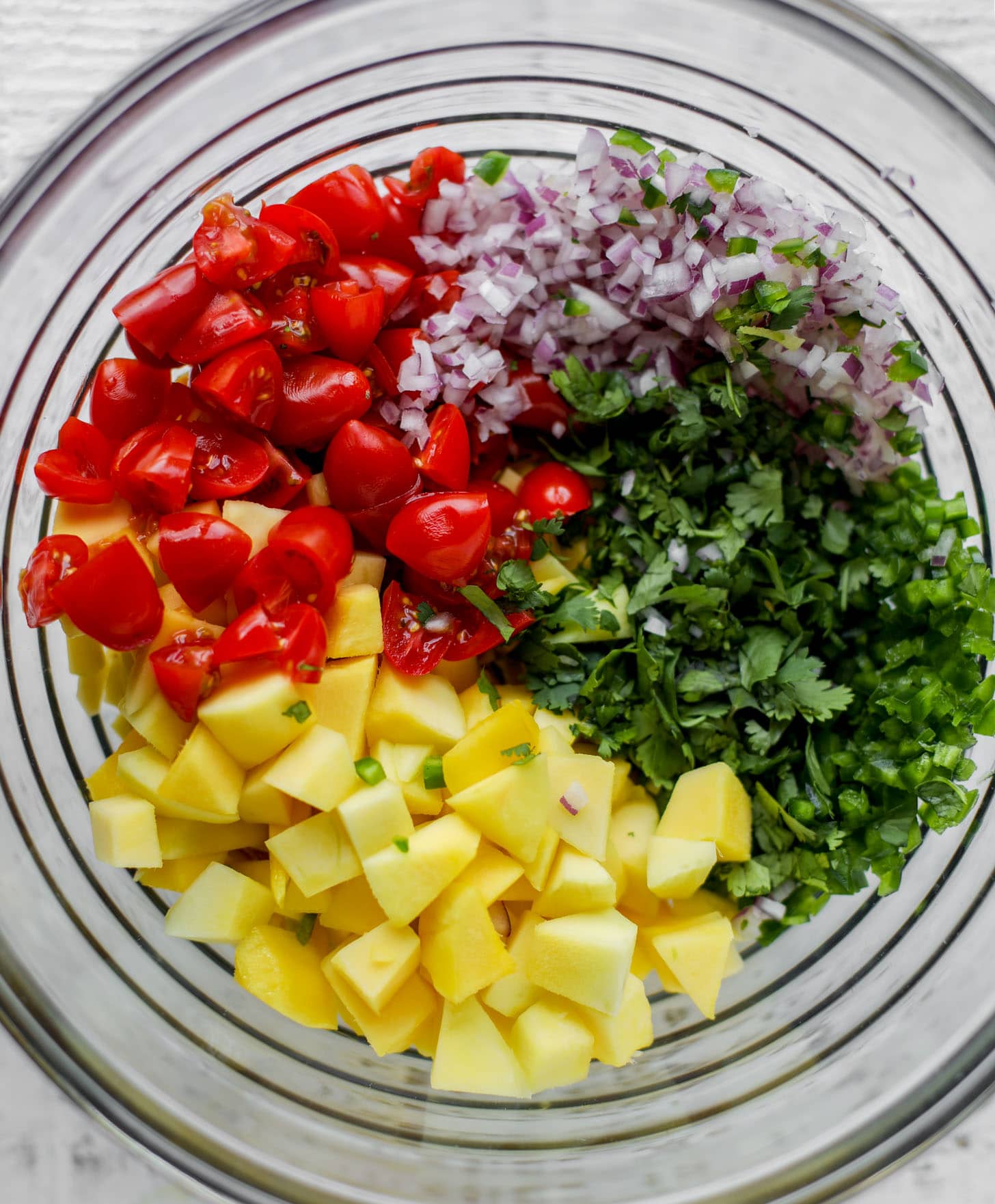 西红柿，芒果，洋葱，香菜放在碗里
