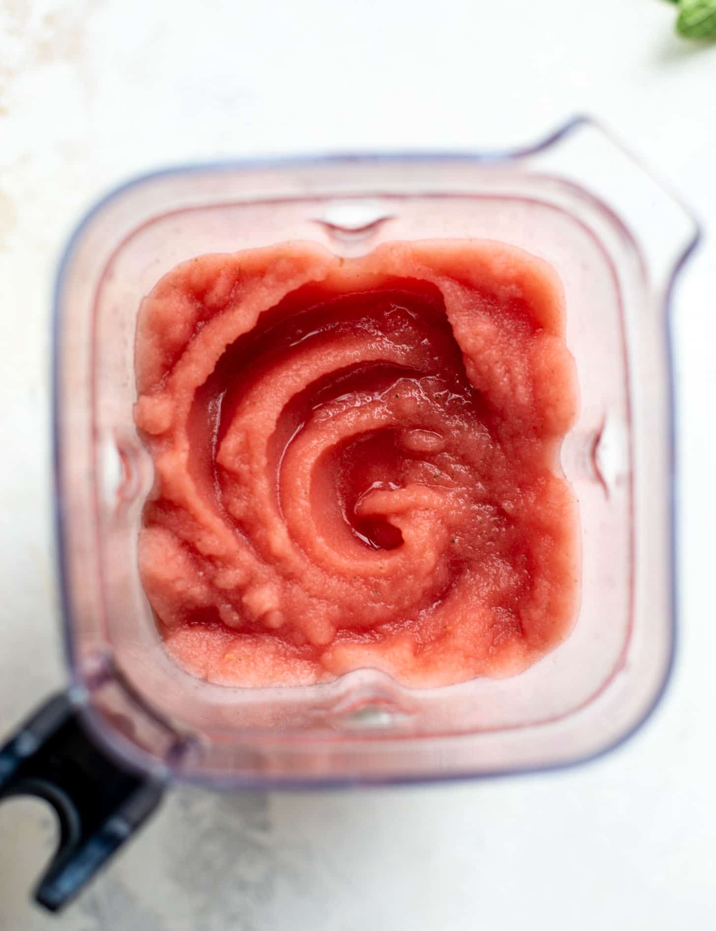 在搅拌器的冷冻西瓜mojitos