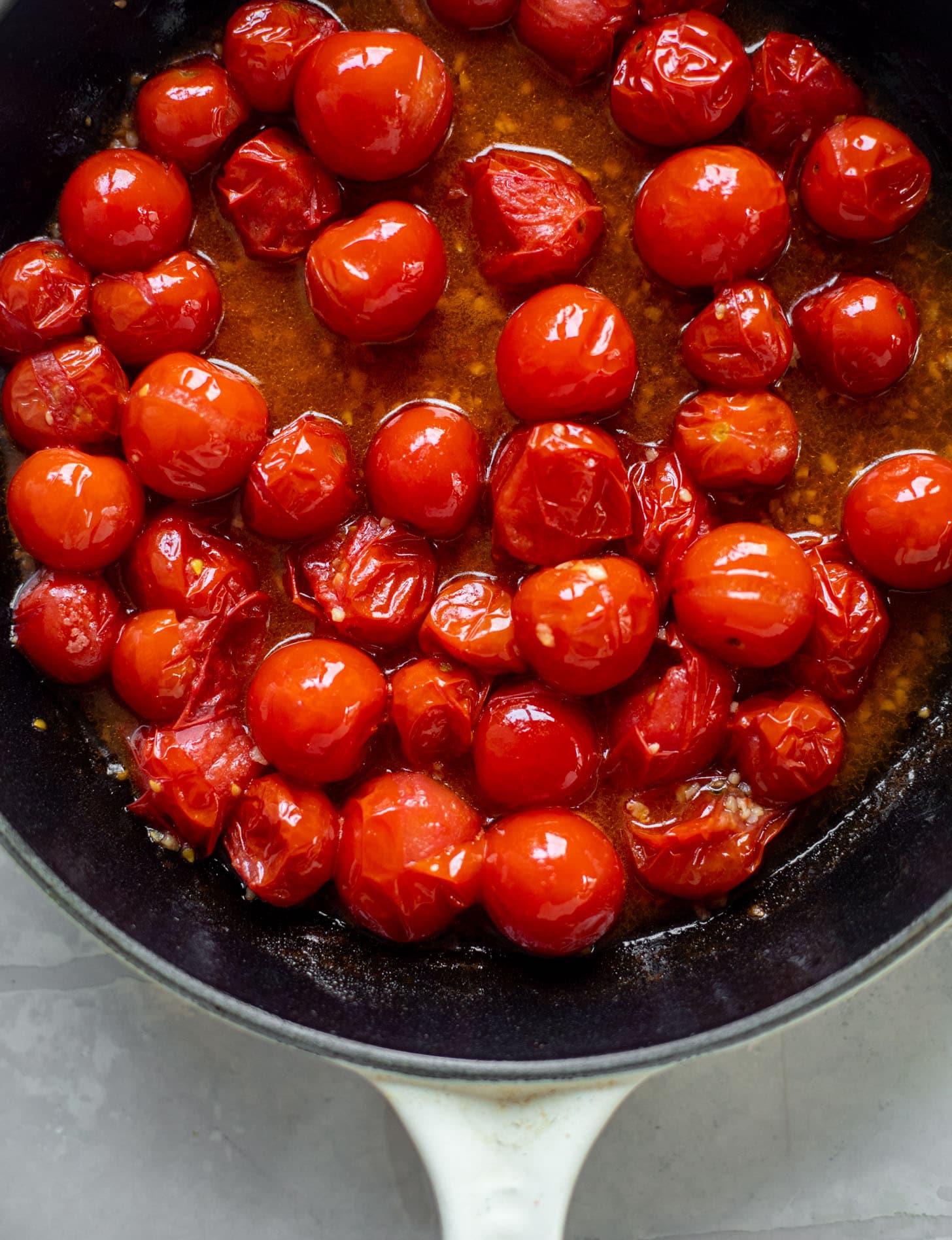 在平底锅里炸开西红柿