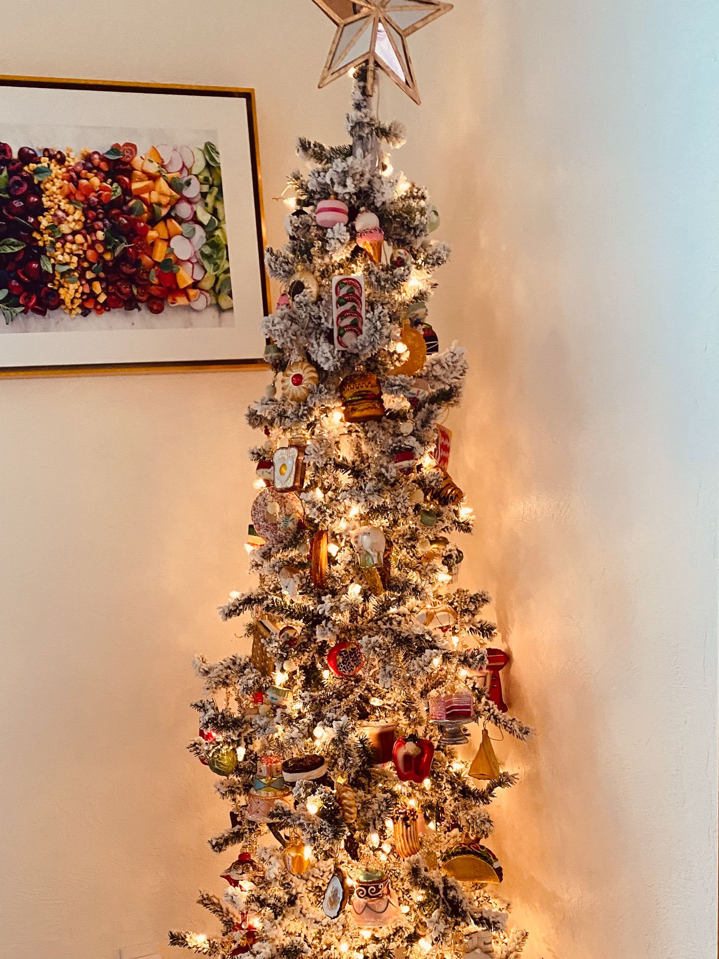 食物圣诞装饰品和厨房树