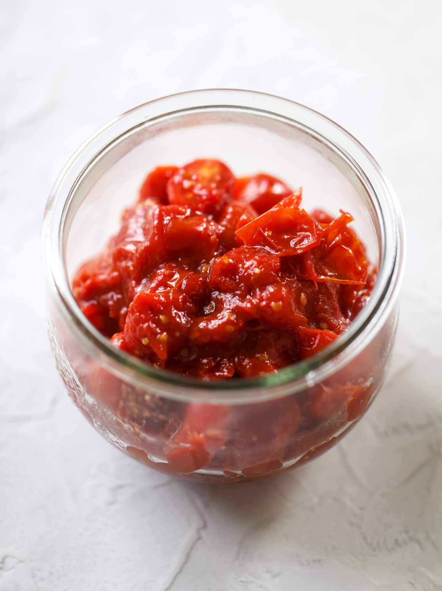 这个乳清干酪果酱罐是在派对上服务的完美开胃菜和零食！基于Nordstrom Cafe的Ricotta Jam Jam，它从奶油乳清干酪开始，配上美味的罗勒Pesto和一个快速的番茄果酱。用脆脆的面包和蘸蘸蘸！i howsweeteats.com #ricotta #jam #jar #nordstrom #tomato #pesto #appetizer #dip