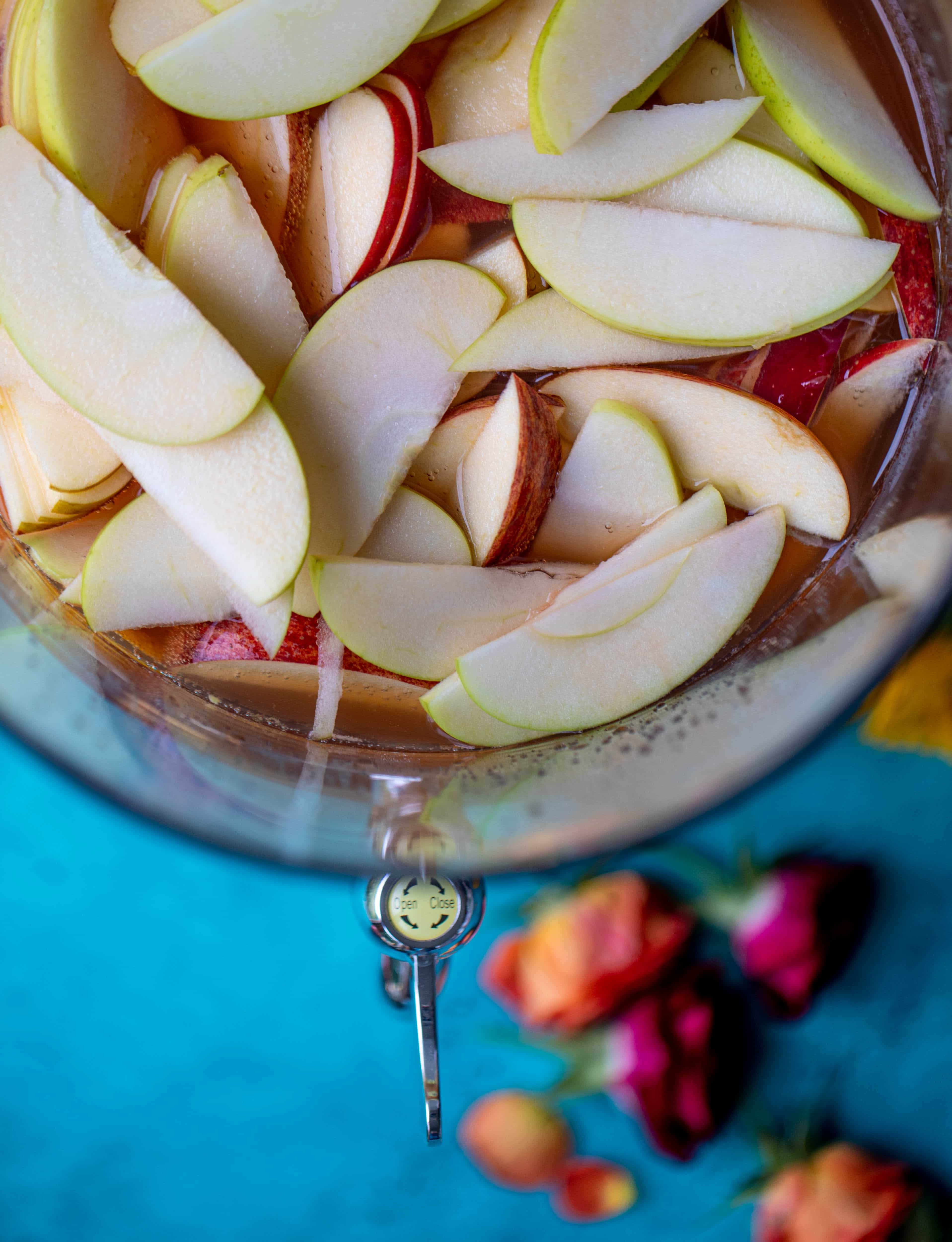这个苹果酒潘趣酒配方有很多秋天的味道!苹果酒，aperol，石榴苏打水和普罗赛克结合在一起，创造出一款起泡的饮料!