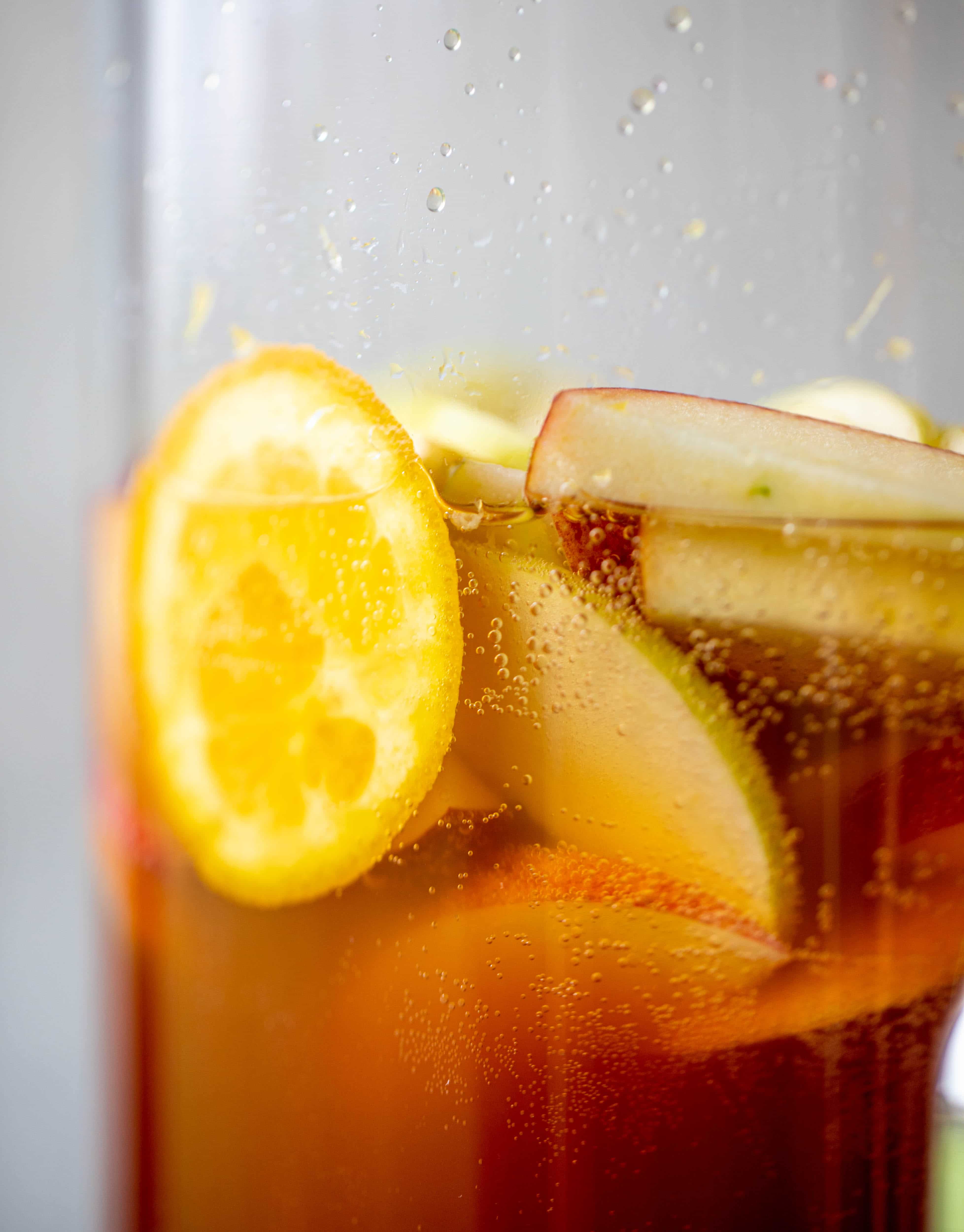 这个苹果酒潘趣酒配方有很多秋天的味道!苹果酒，aperol，石榴苏打水和普罗赛克结合在一起，创造出一款起泡的饮料!