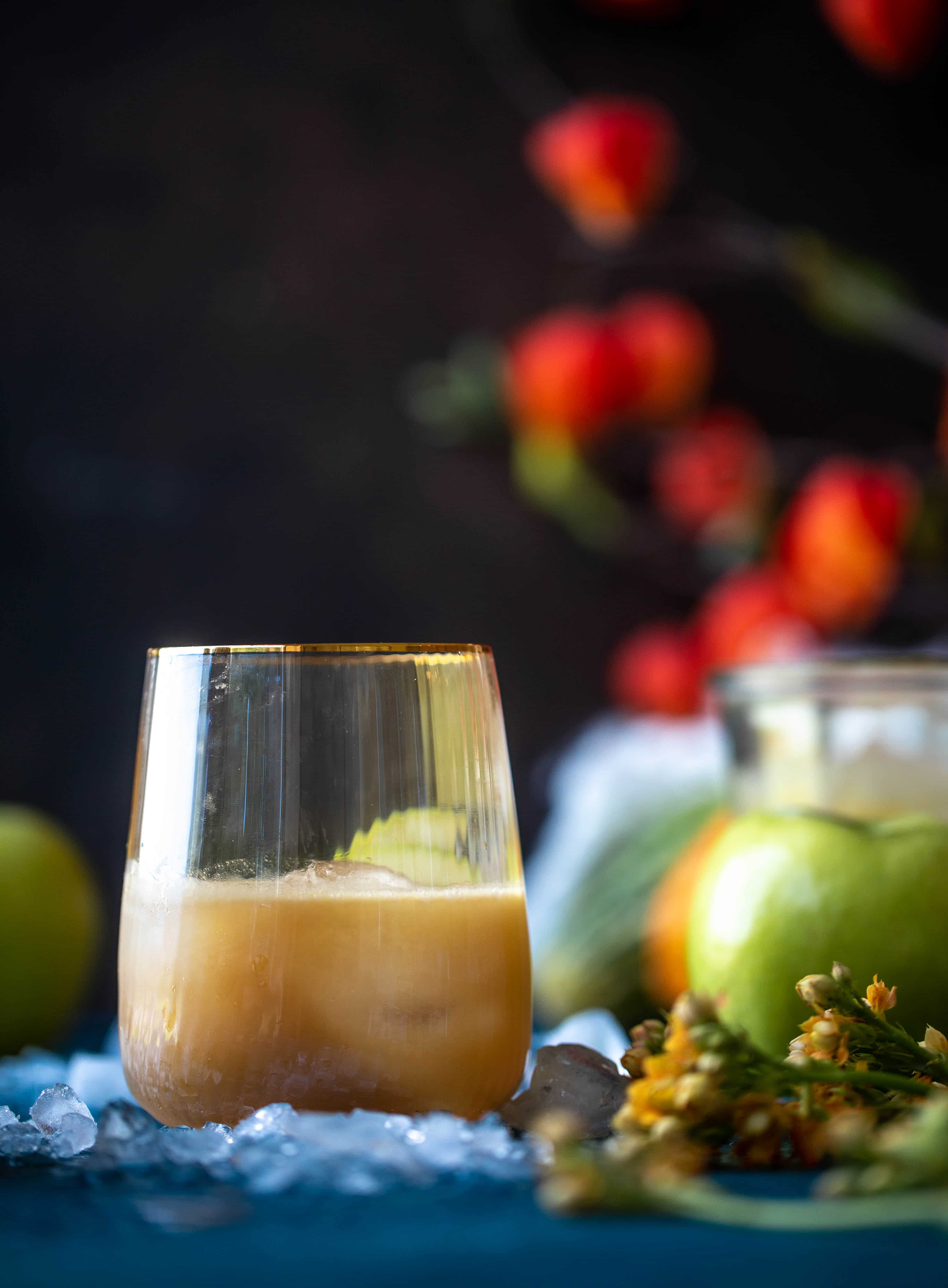 这个焦糖苹果老式会让你温暖你这个秋天！波旁酒，自制苹果酒焦糖，苹果酒和苦味，使这款超级昏迷。