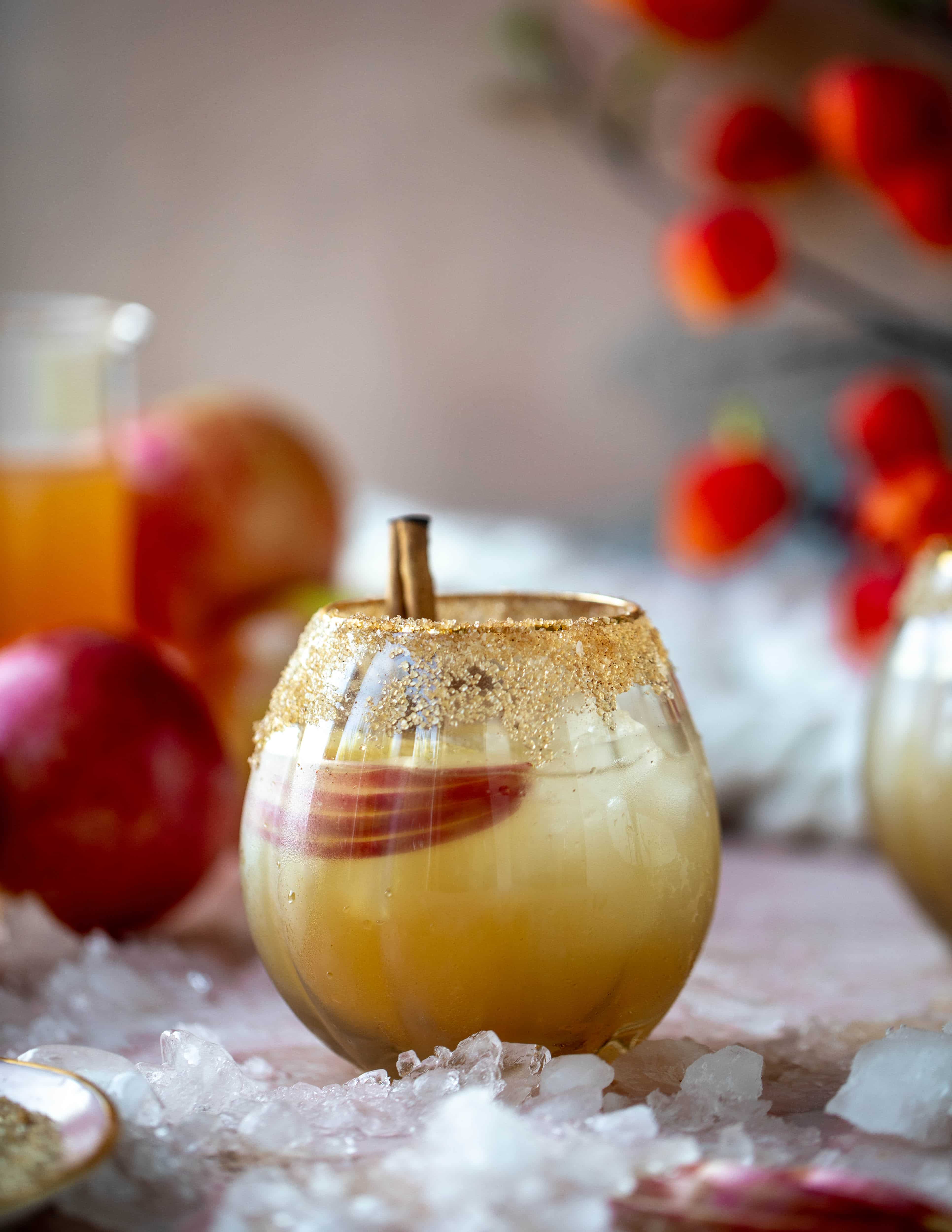 这款苹果酒梅兹卡尔玛格丽塔是一款美味的秋季烟熏鸡尾酒!一下子又暖又爽又好吃。干杯!
