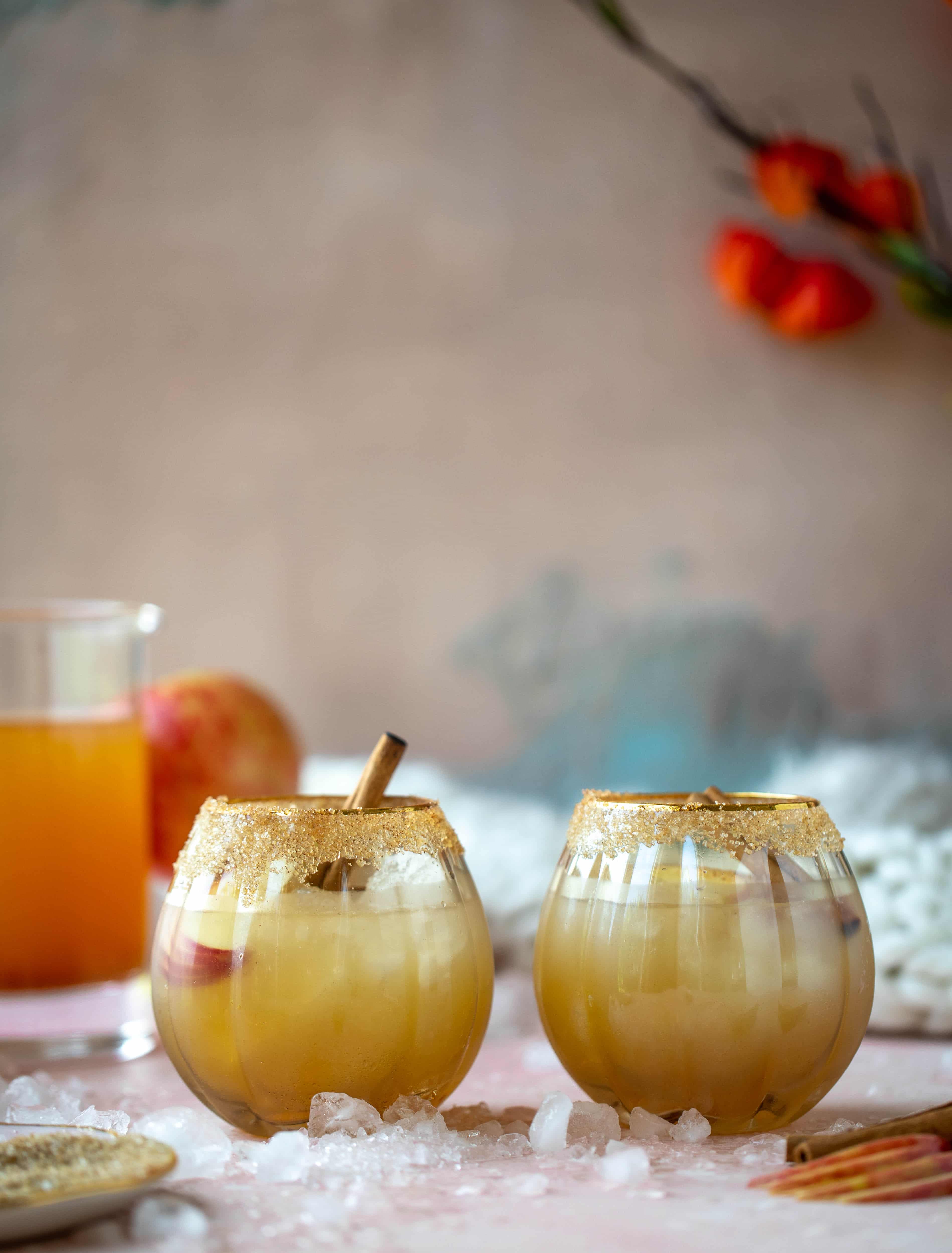 这款苹果酒梅兹卡尔玛格丽塔是一款美味的秋季烟熏鸡尾酒!一下子又暖又爽又好吃。干杯!