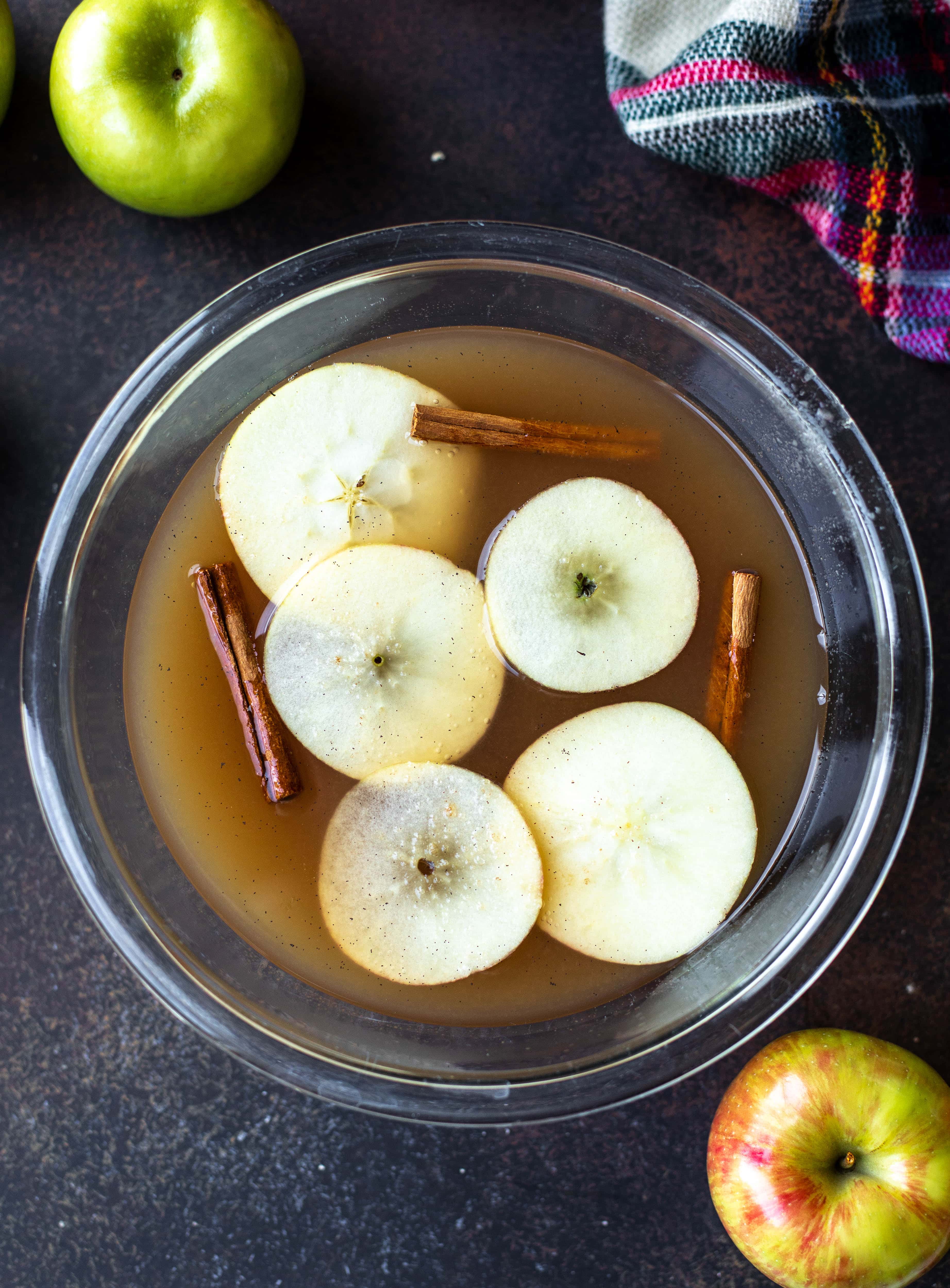 这种自制的苹果酒是用蜜虫苹果，香料和香草制成的。令人难以置信的是热或寒冷，特别是倒入波旁栏！
