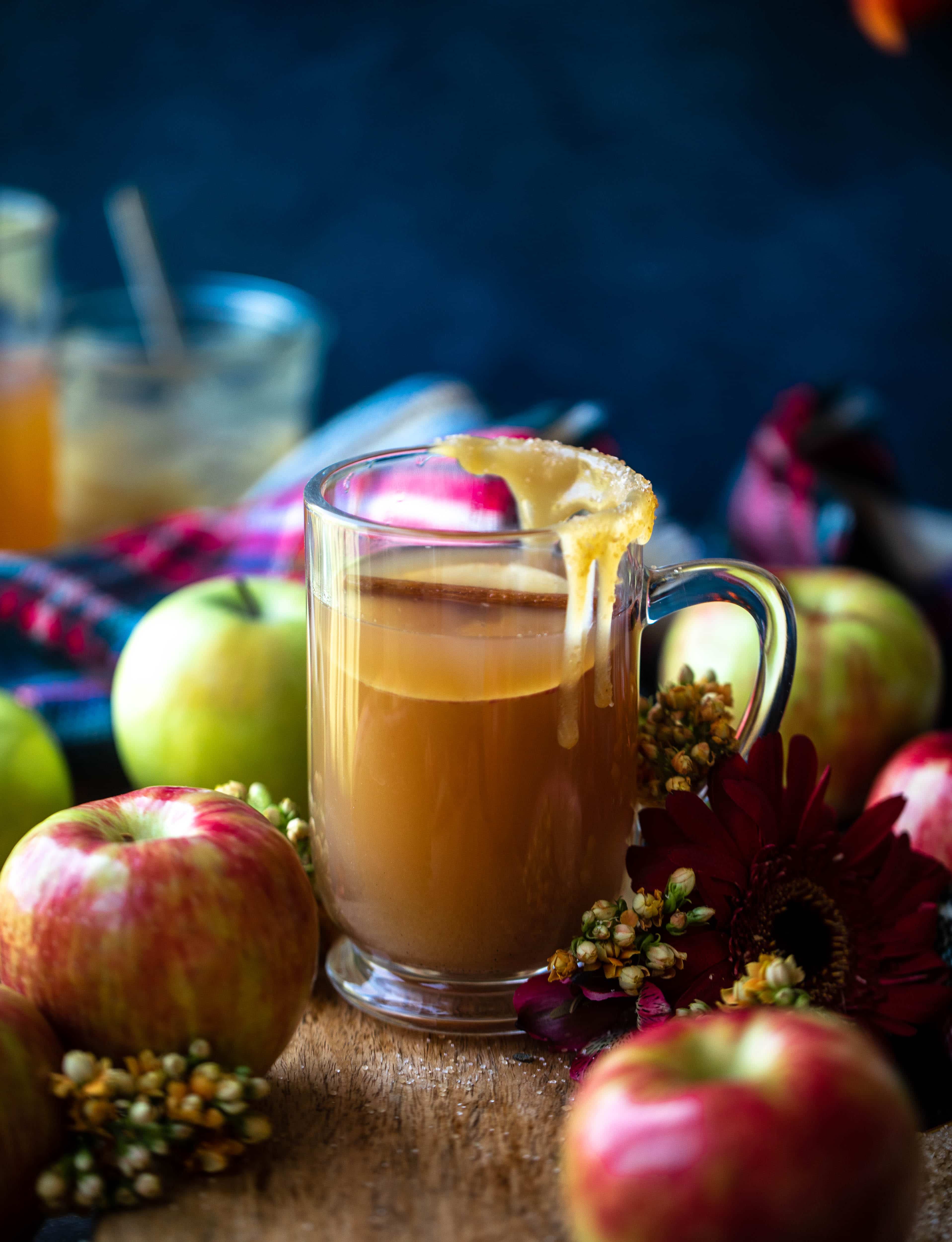 这种自制的苹果酒是用蜜虫苹果，香料和香草制成的。令人难以置信的是热或寒冷，特别是倒入波旁栏！
