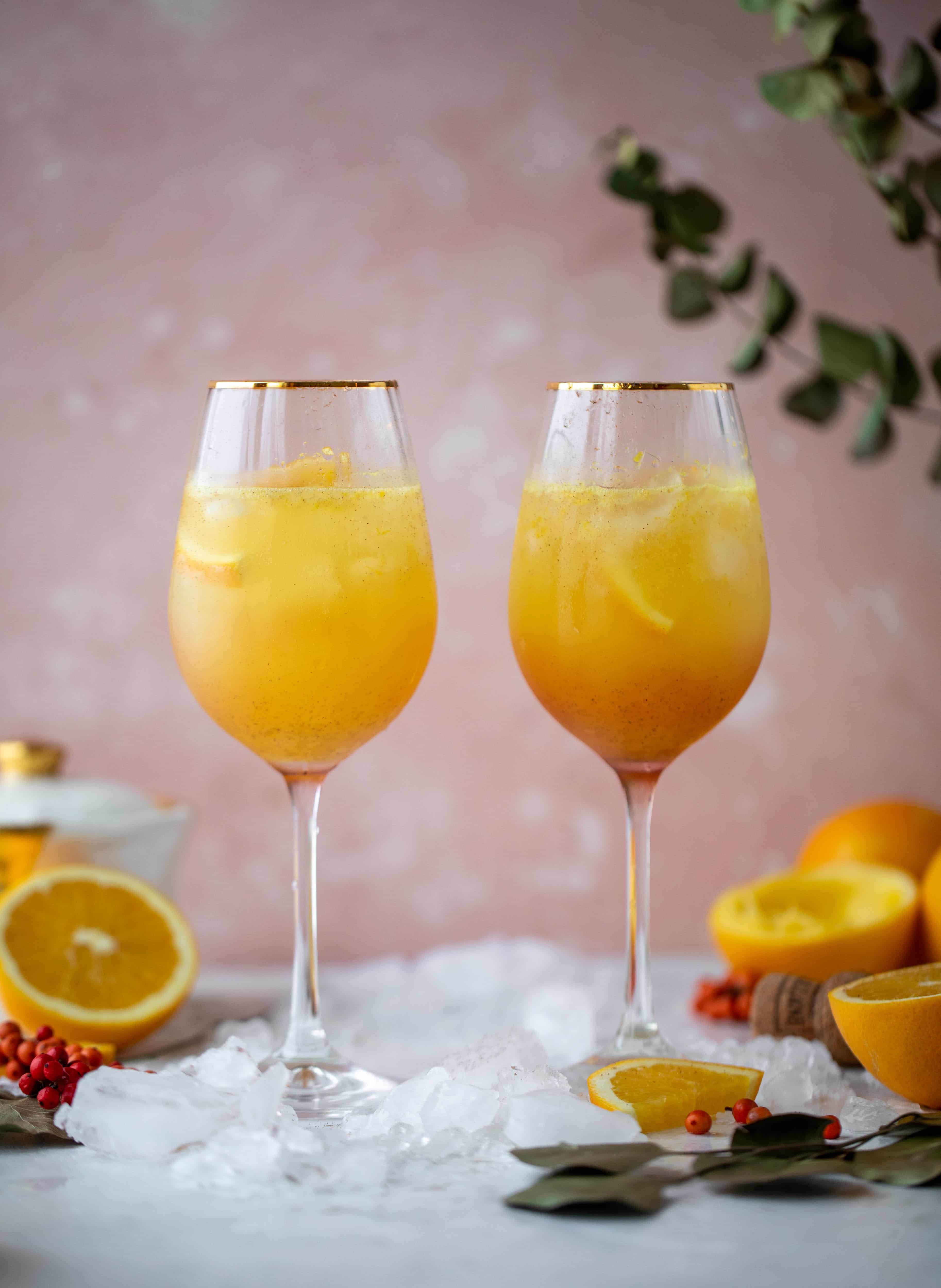 这款加了香料的橙汁汽水是一种更花哨的含羞草，类似于aperol汽水!一种新鲜的香料橙汁，混合了普罗赛克和苏打水。太好了!